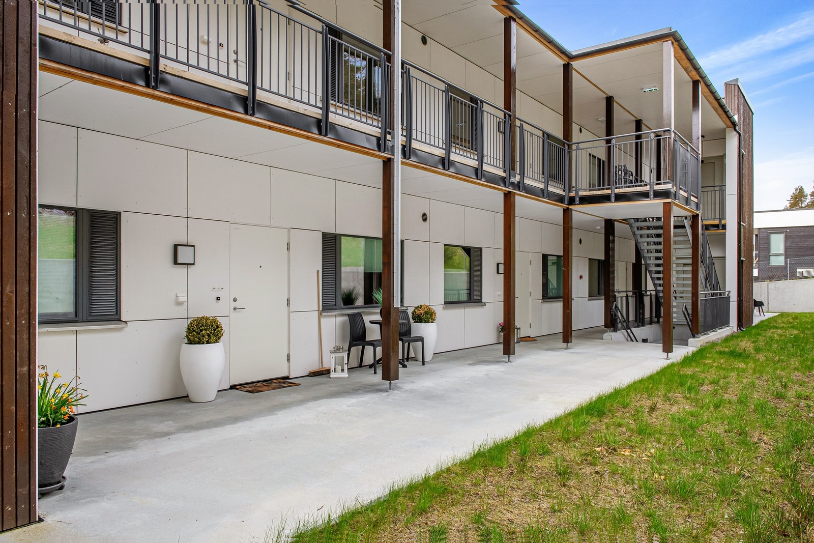 Svalgang og inngangsprti til leiligheten mot nord Galleribilde