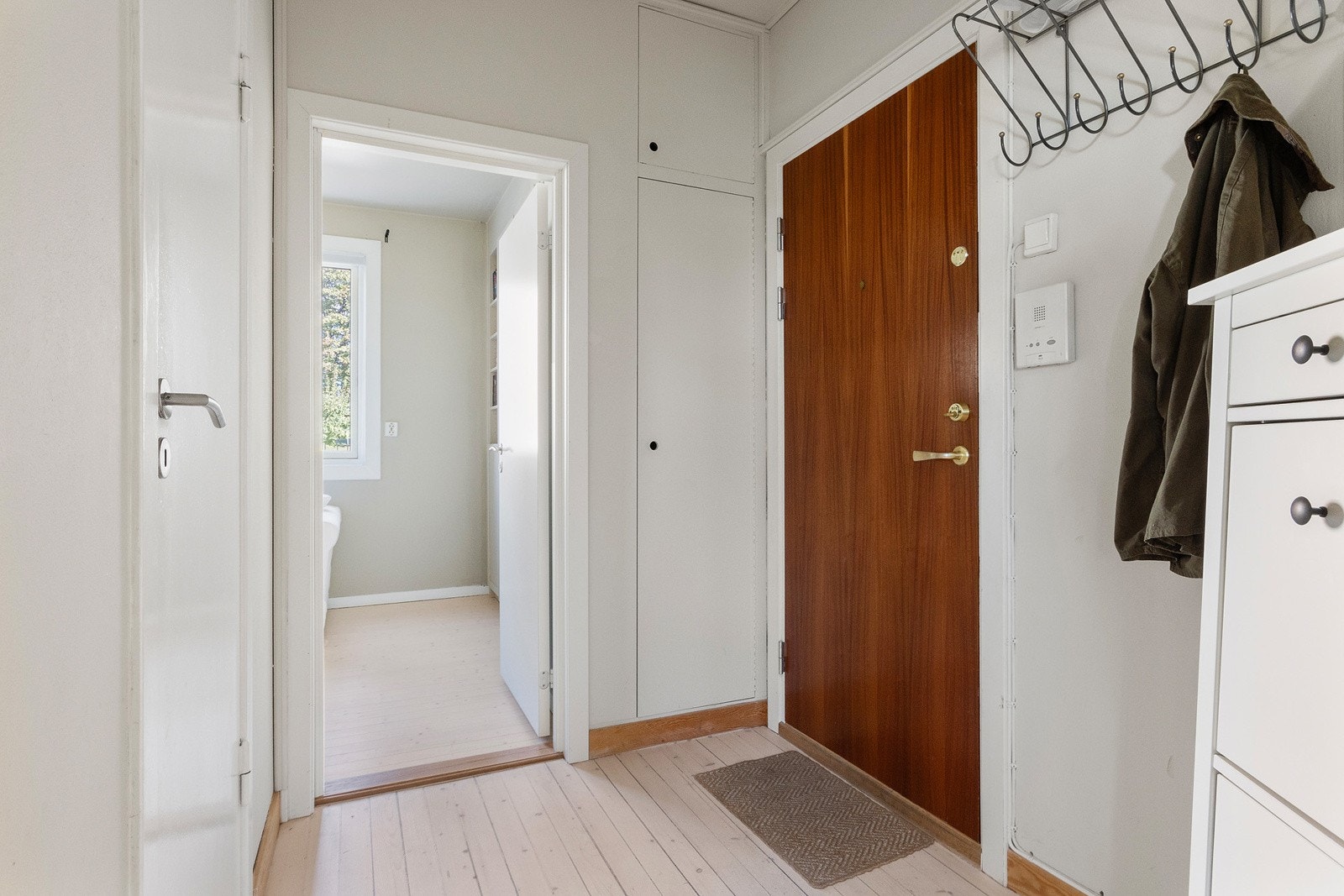 Innbydende entre med oppbevaringsplass Galleribilde