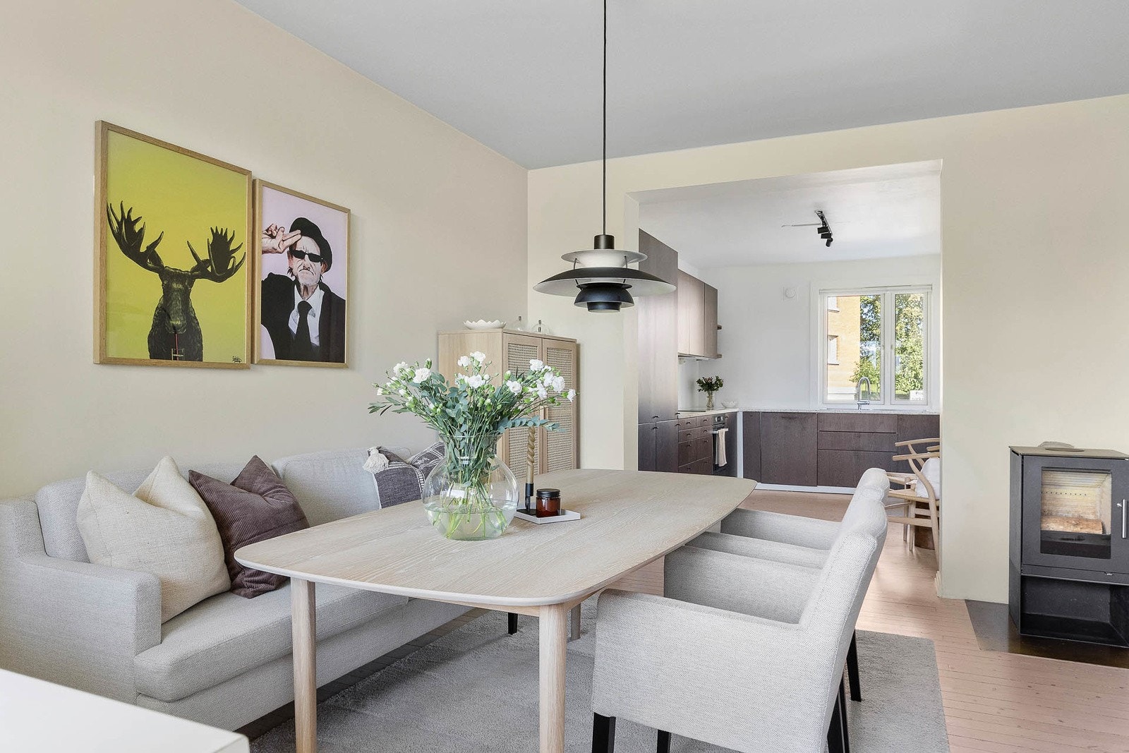God plass til stort spisebord eller sofa med tilhørende TV-møblement Galleribilde