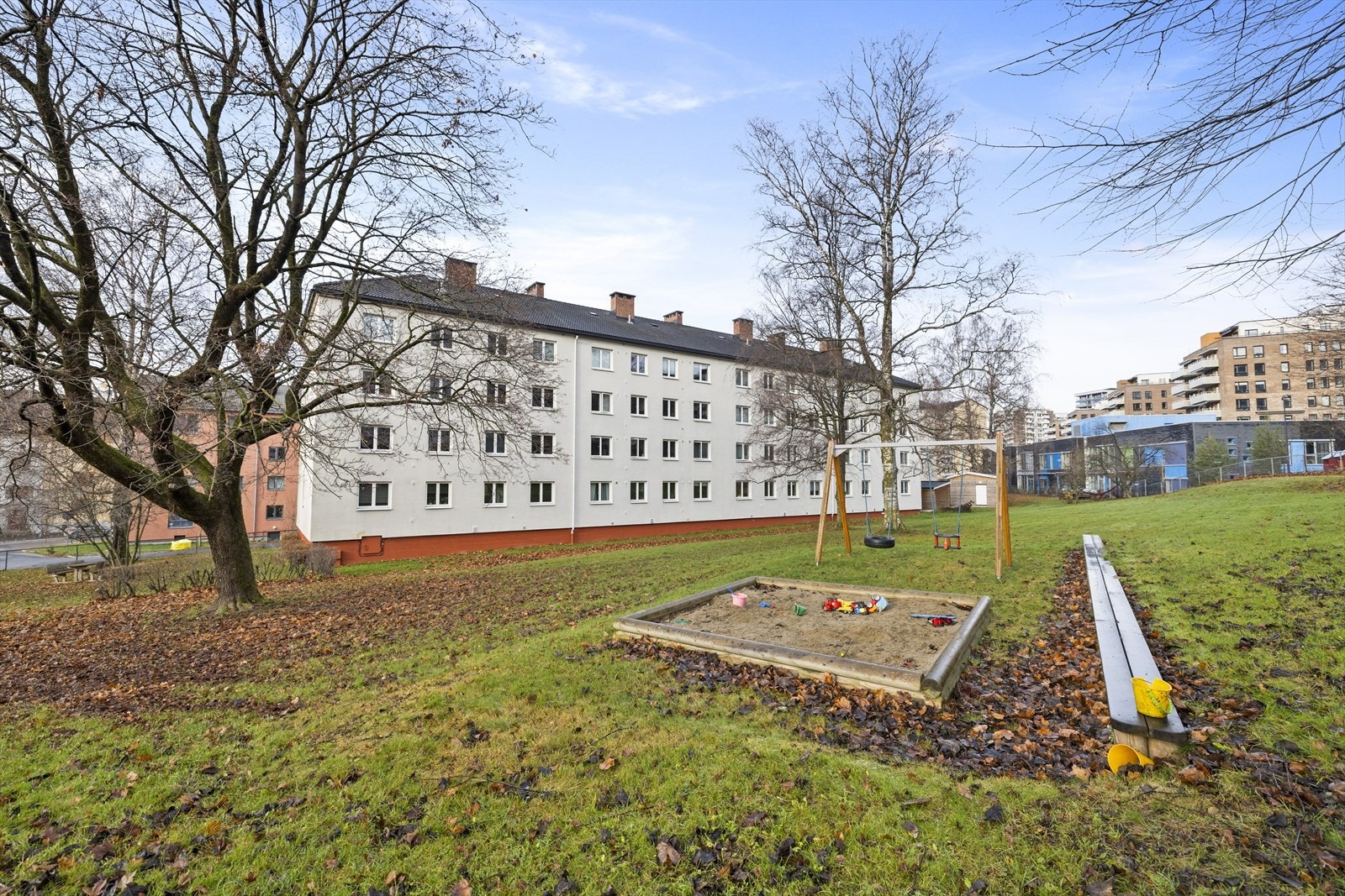 Barnevennlig med sandkasse, huske og sittegrupper. Nærmeste barnehage ligger kun 200 meter fra leiligheten Galleribilde