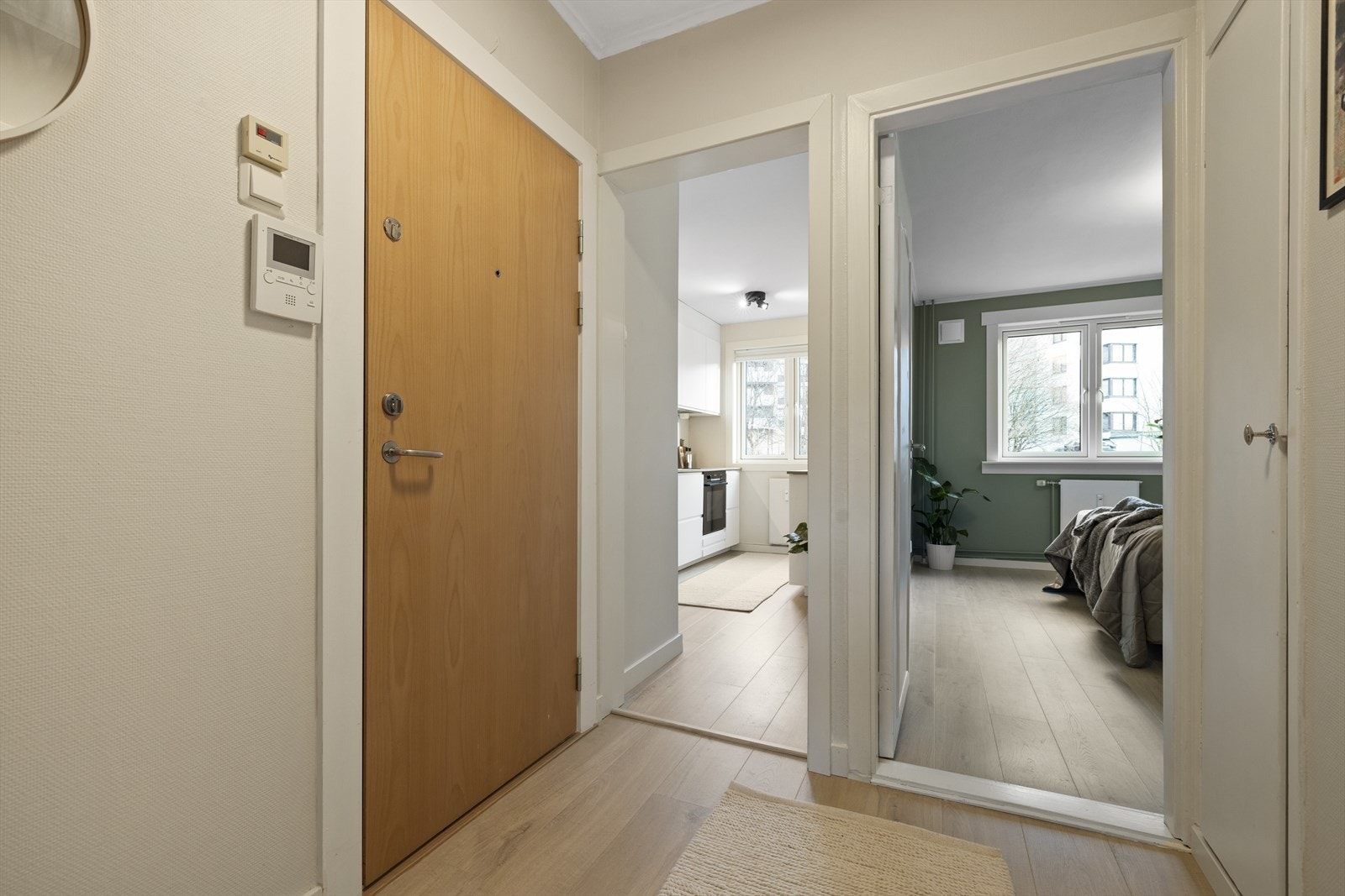 Entré med laminatgulv, malte veggoverflater og dørcalling Galleribilde