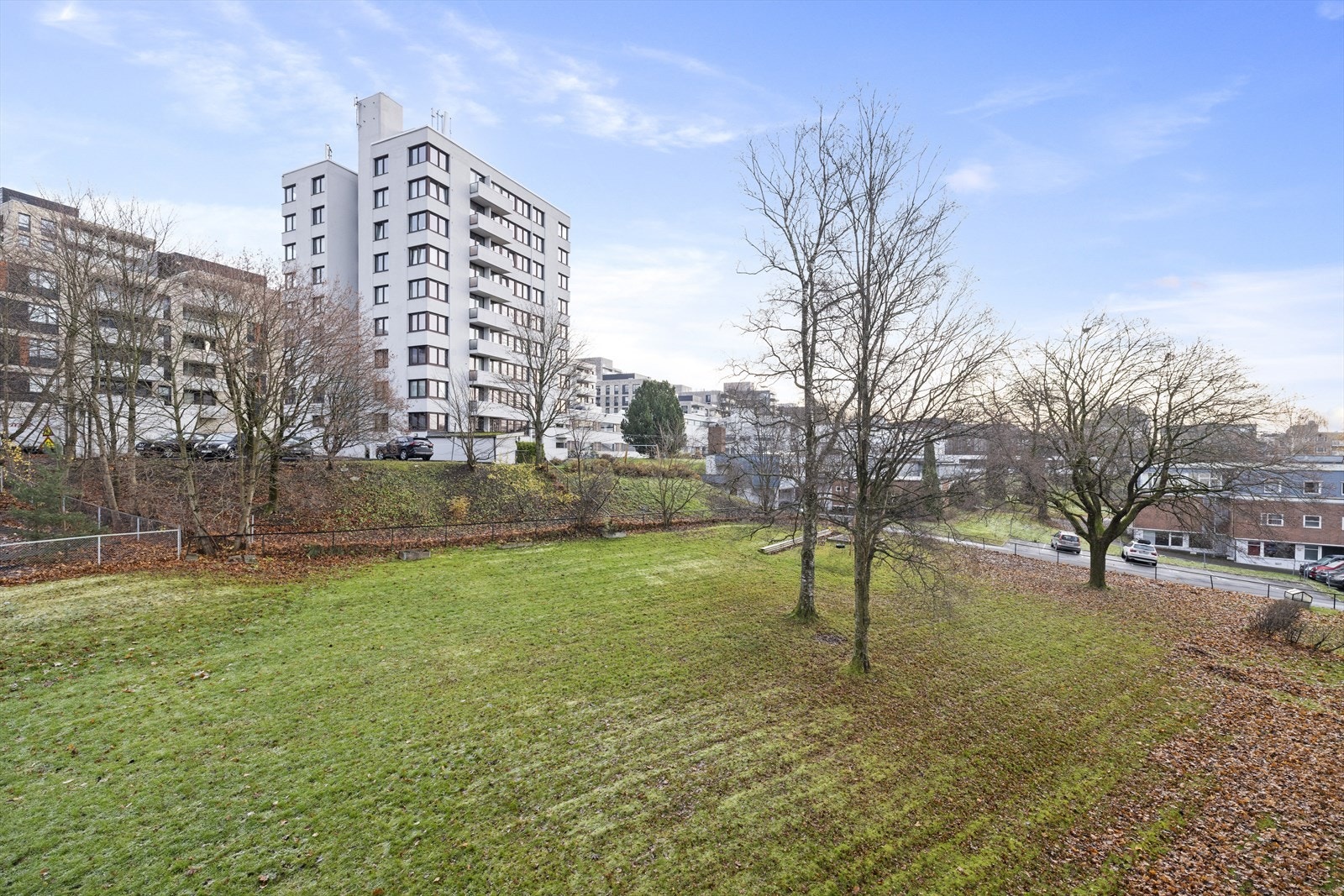 Fra kjøkken og soverom har man utsyn mot store grøntområder. Rolig og tilbaketrukket med lite innsyn Galleribilde