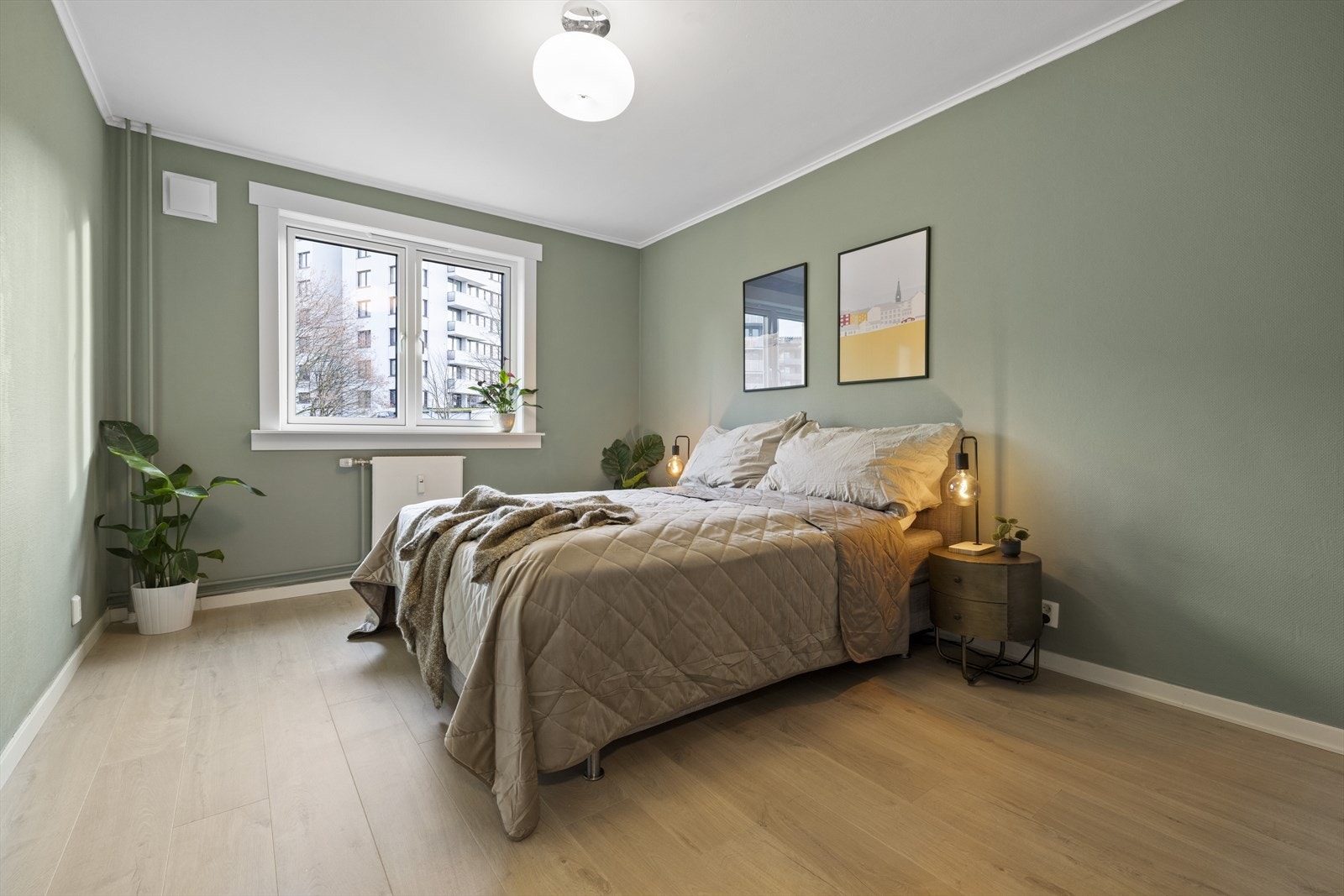 Stort og behagelig soverom med gode møbleringsmuligheter Galleribilde