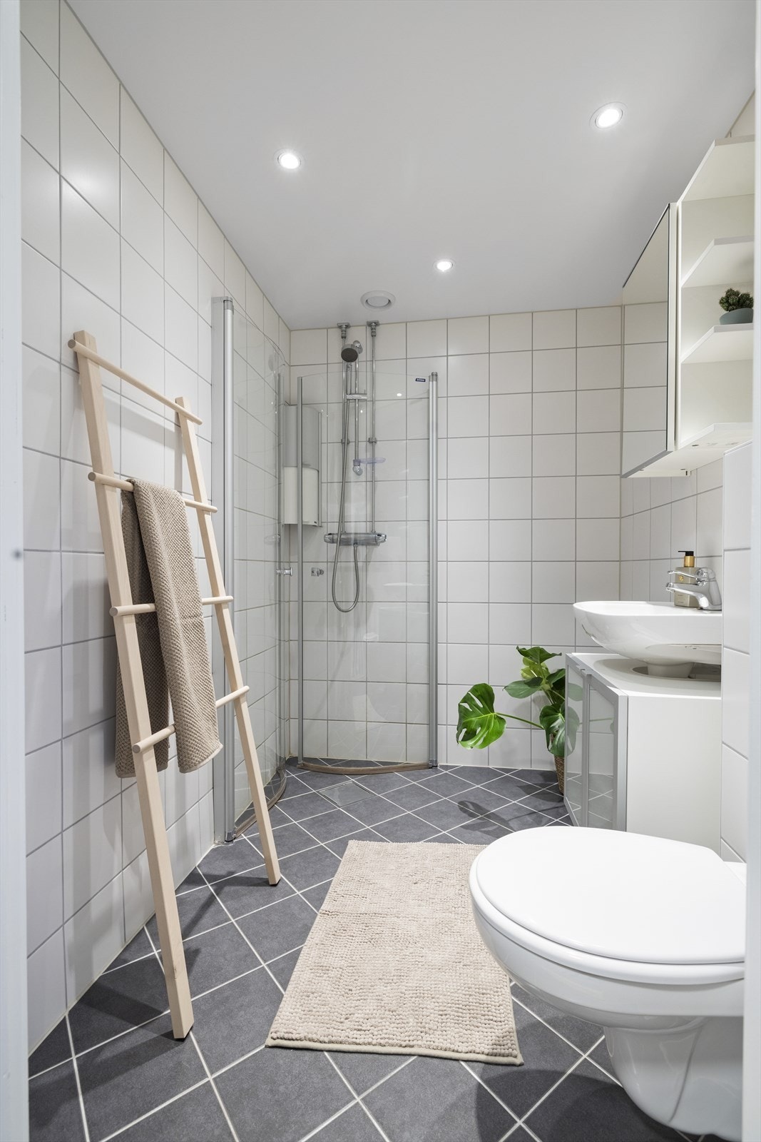 Helfliset bad med varmekabler i gulv og downlights i himling Galleribilde