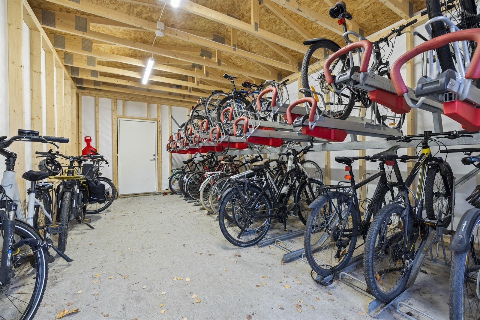 Det er sykkelparkering i utendørs bod Galleribilde