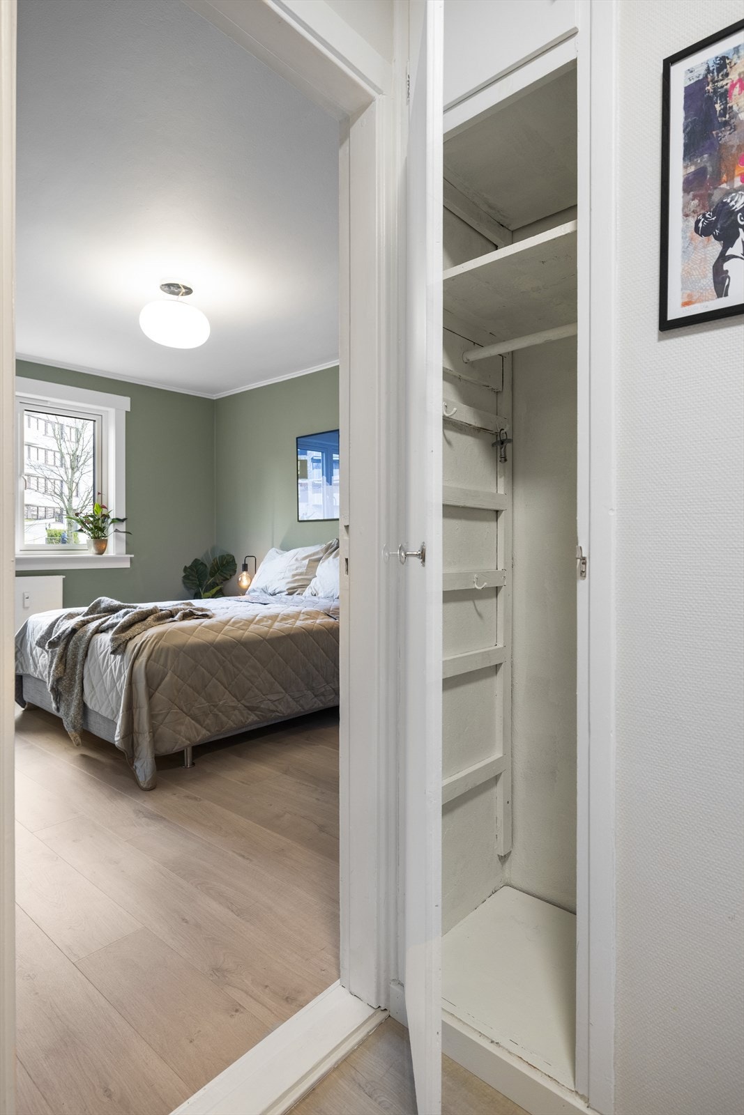 Oppbevaringsmuligheter i integrert skap Galleribilde