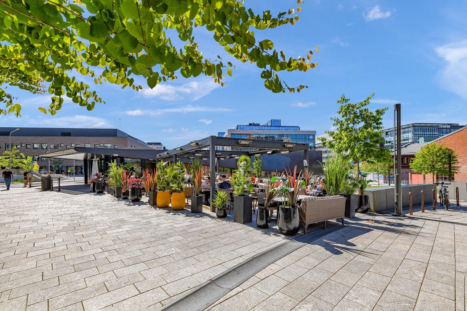 Det er kort vei til Storo og Nydalen med et stort servicetilbud, samt mange populære restauranter og serveringssteder Galleribilde