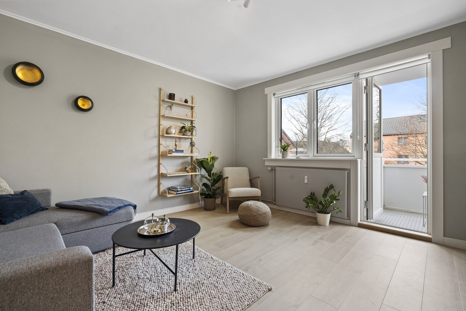 Lys og fin stue med pene overflater og gode møbleringsmuligheter. God plass til både sofagruppe og spisebord Galleribilde