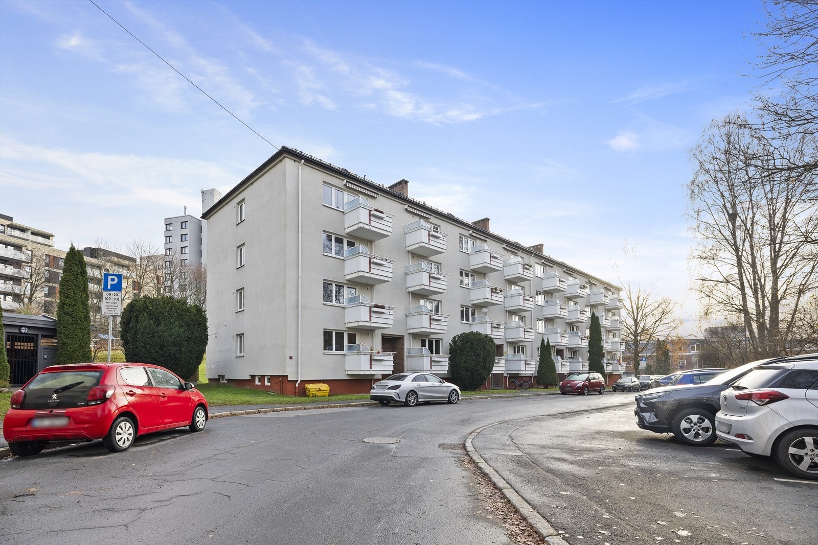 Leiligheten har en attraktiv og meget sentral beliggenhet på Torshov/Sandaker. Tilbaketrukket i rolig sidegate, med kort gangavstand til alt du trenger i hverdagen Galleribilde