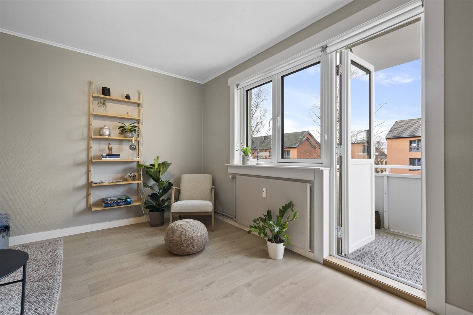 Leiligheten er gjennomgående og får godt med lysinnslipp fra store vindusflater. Vinduer og balkongdør ble skiftet i 2023 Galleribilde