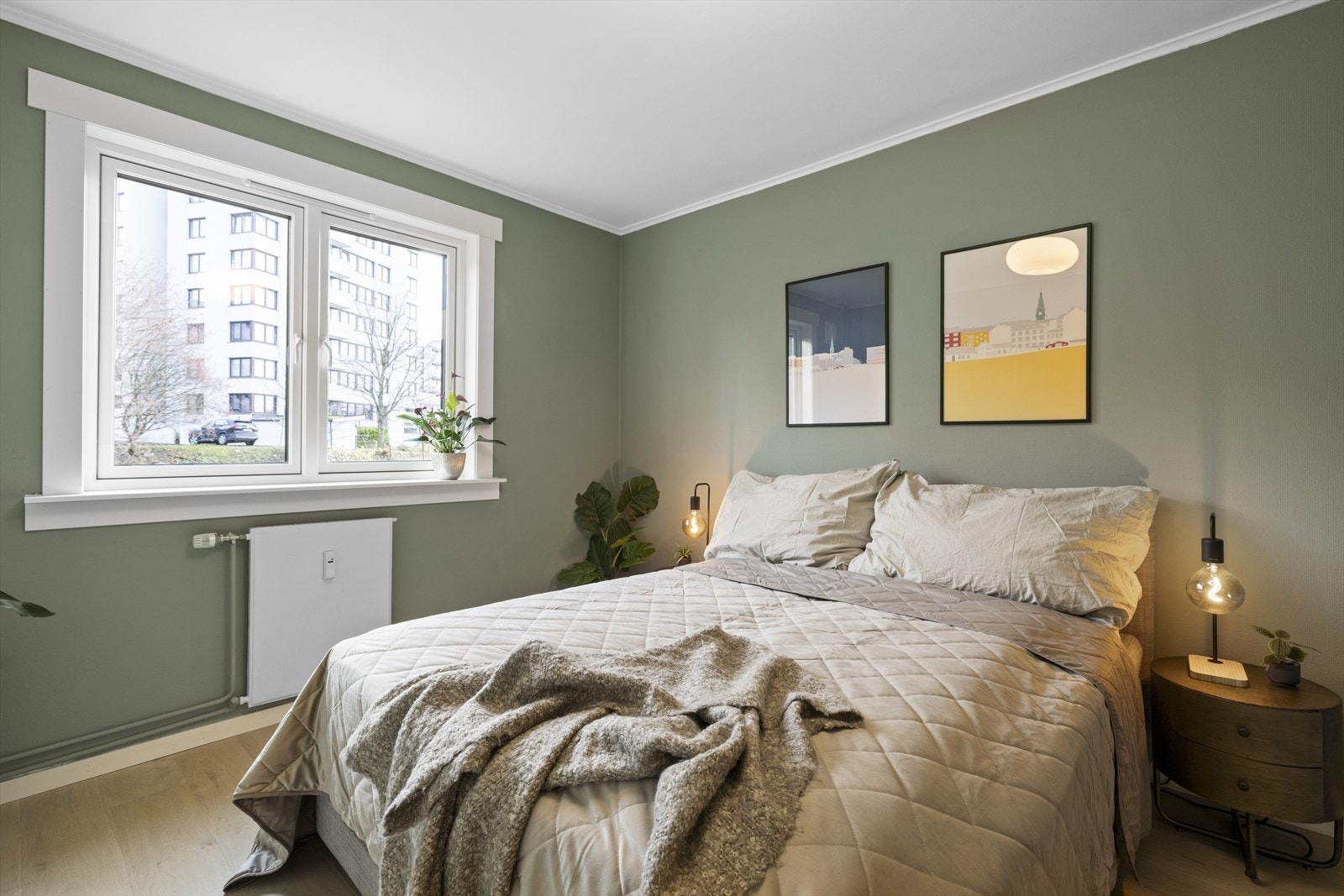 Store vindusflater og fine lysforhold. Soverommet vender mot grøntområder Galleribilde