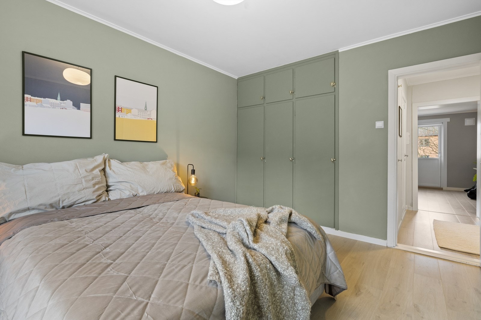 Gode oppbevaringsmuligheter i integrerte garderobeskap Galleribilde