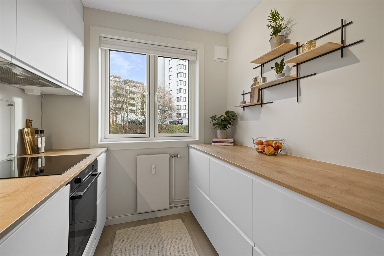 Moderne kjøkkeninnredning fra 2022, praktisk utformet med store arbeidsflater og gode oppbevaringsmuligheter Galleribilde