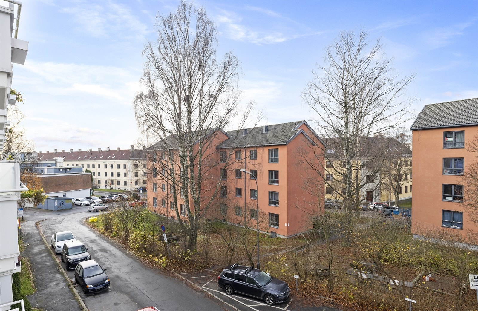 Området har et meget godt kollektivtilbud med både buss- og trikkestopp innen ca. fem minutters gange Galleribilde