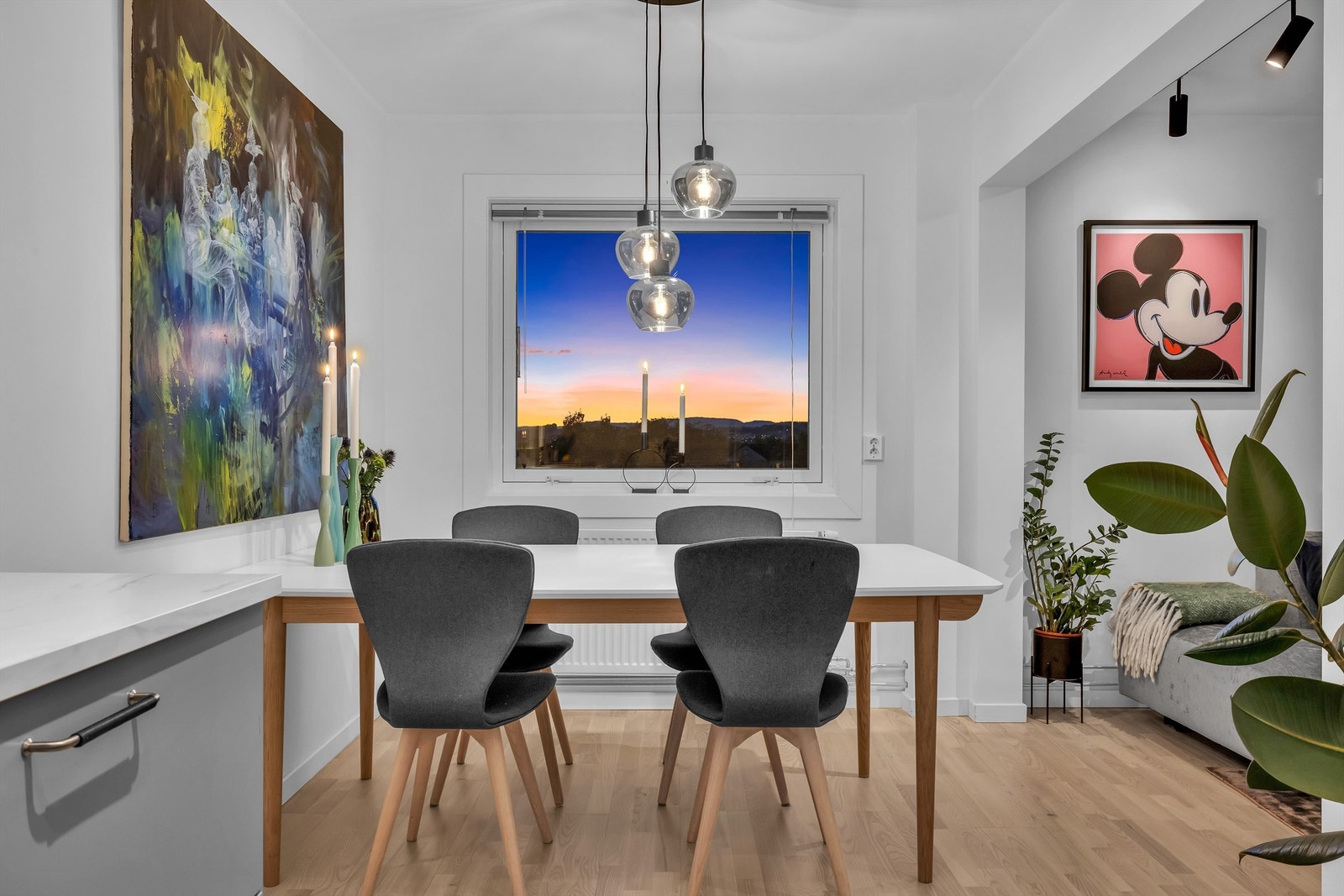 Fra spiseplassen kan man nyte den samme flotte utsikten som fra balkongen. Galleribilde