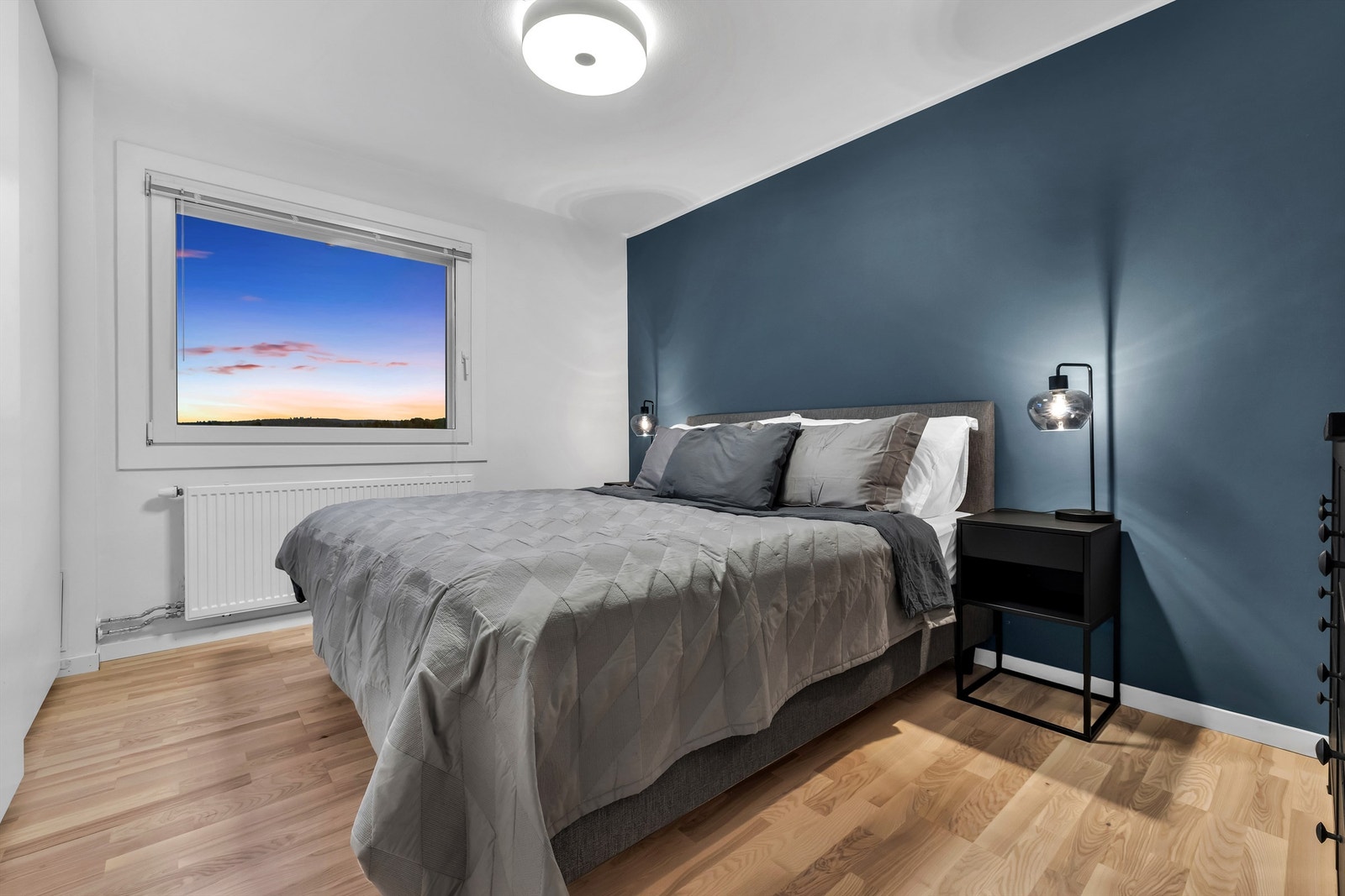 Hovedsoverommet har god plass til dobbeltseng, nattbord og ytterligere oppbevaringsmuligheter. Galleribilde