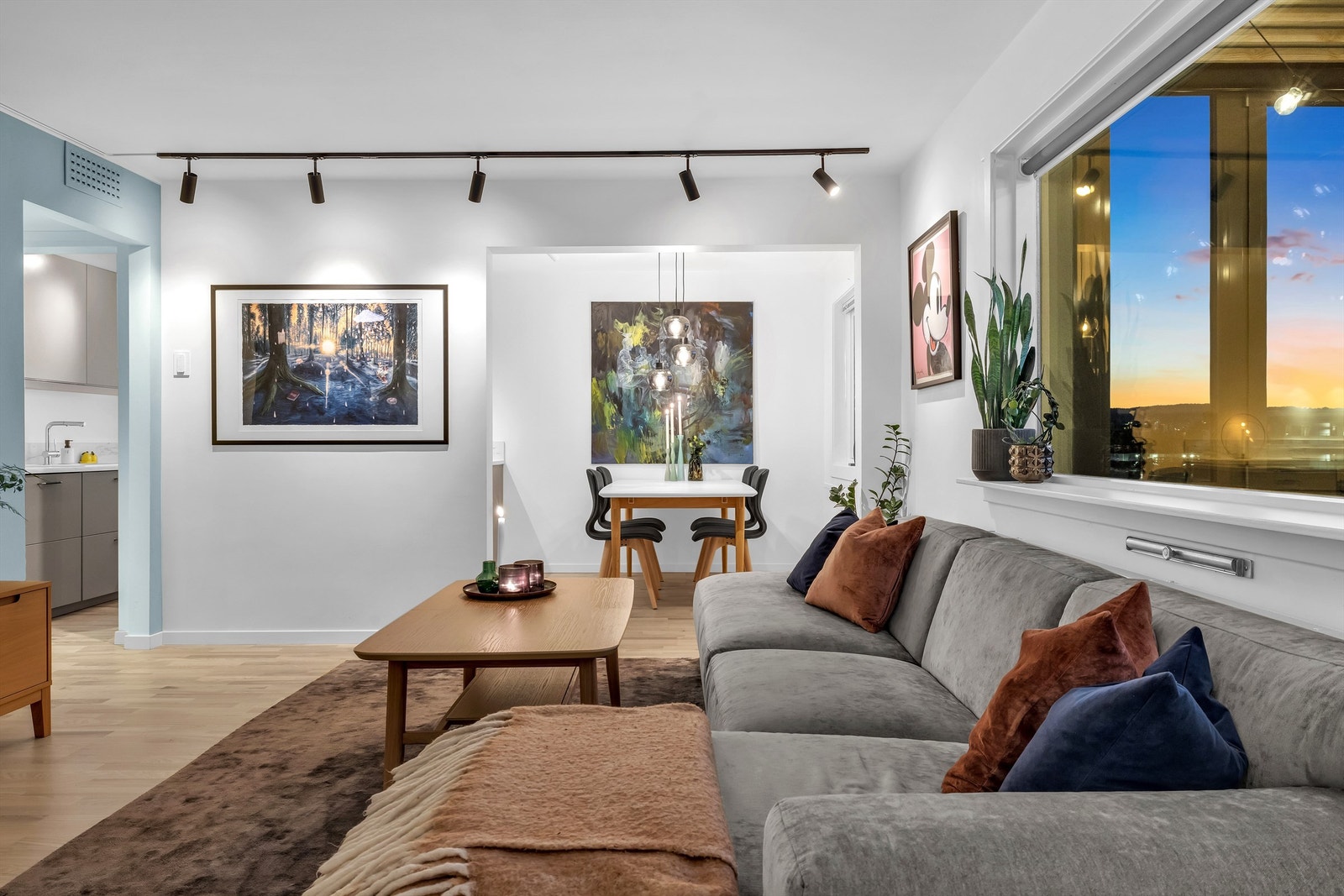 Ellers en varm leilighet med lave strømutgifter da varmtvann og fyring er inkludert. Stor radiator er plassert bak sofaen. Galleribilde