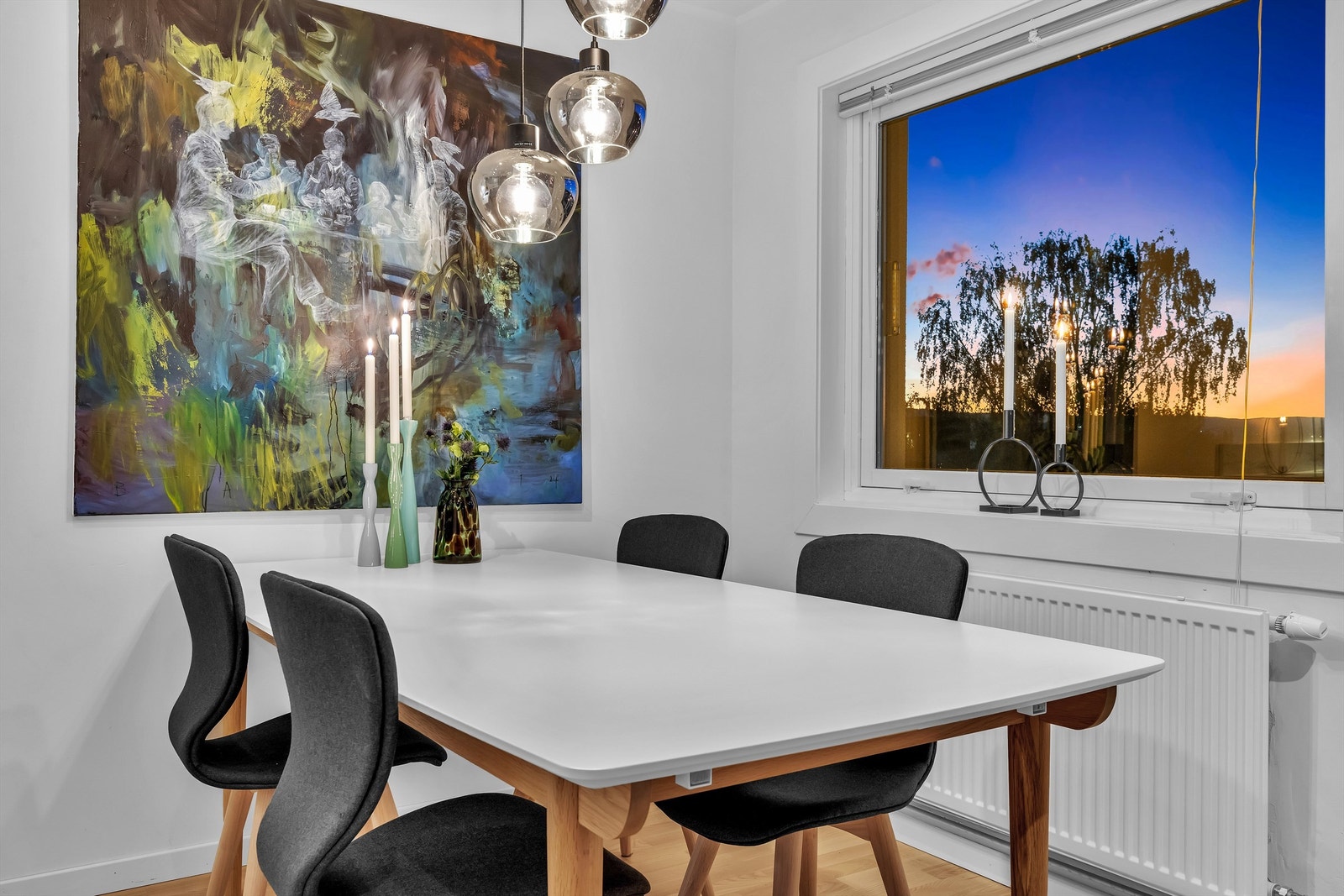 På kjøkkenet finnes en naturlig spiseplass med god plass til spisebord og stoler. Galleribilde