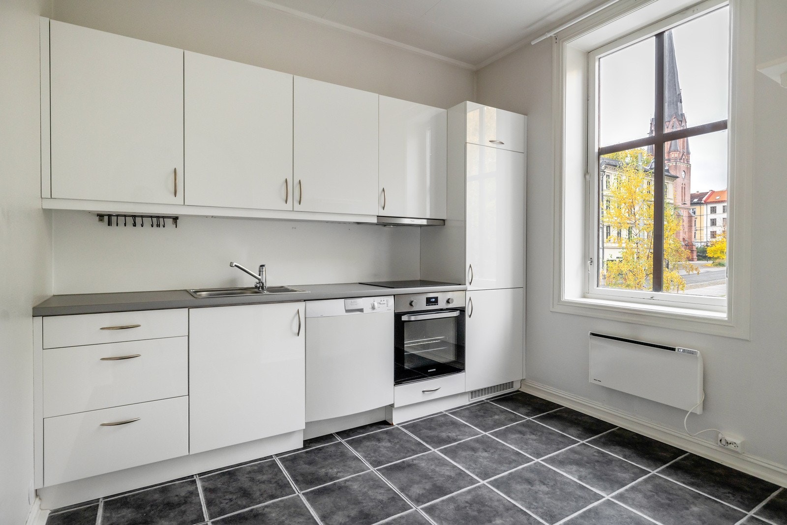 Kjøkkenet har hvitevarer som platetopp, stekeovn, oppvaskmaskin i egen nisje og kjøl/fryseskap. Alle hvitevarer på kjøkkenet medfølger i handelen Galleribilde