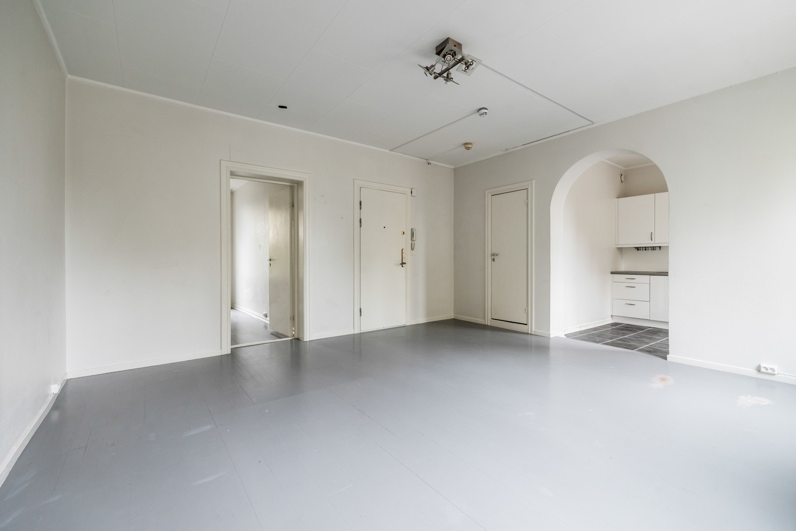 Stuens gode lysforhold kombinert med takhøyde på 2,70 meter skaper et luftig rom Galleribilde