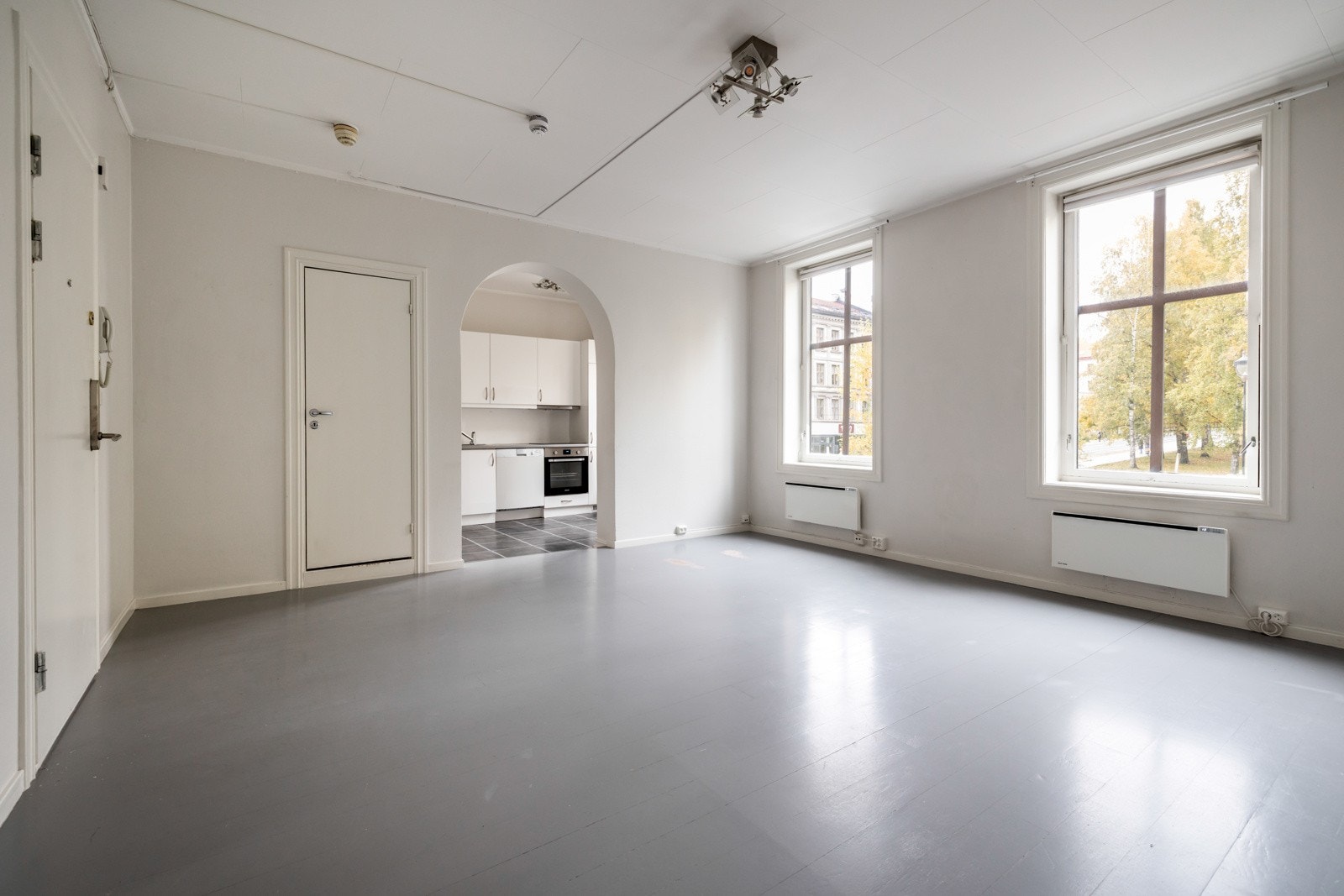 Store vindusflater slipper inn naturlig lys og ivaretar det hyggelige utsynet mot Birkelunden Galleribilde