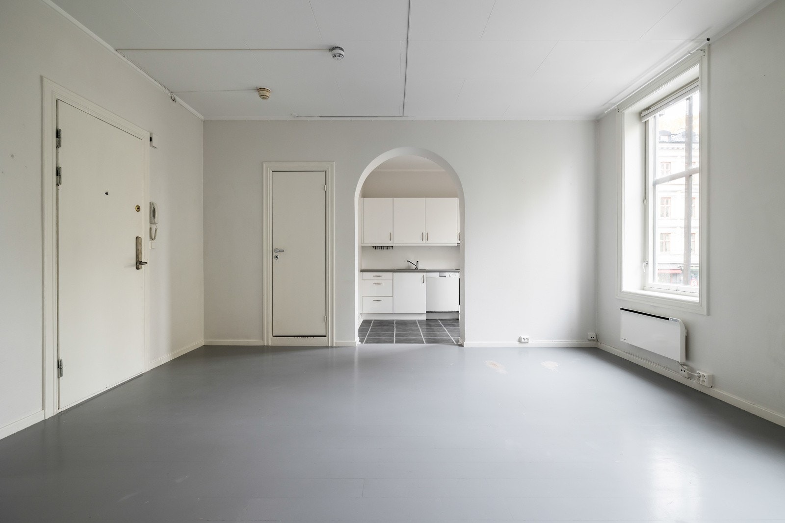 Stuen ligger i delvis åpen løsning med kjøkkenet og er et stort allrom Galleribilde