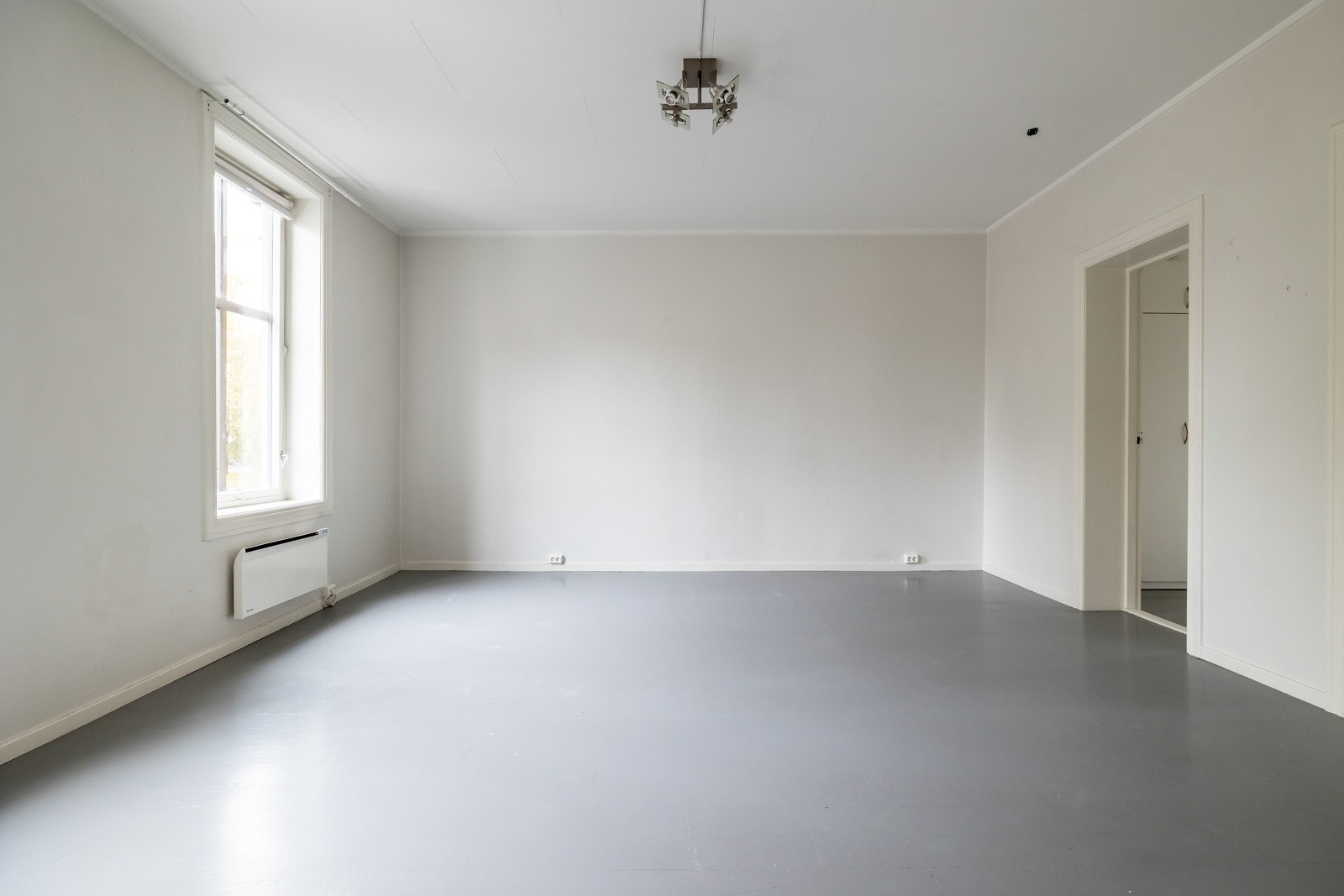 Stuen har god plass til en fin sofagruppe samt spisebord Galleribilde