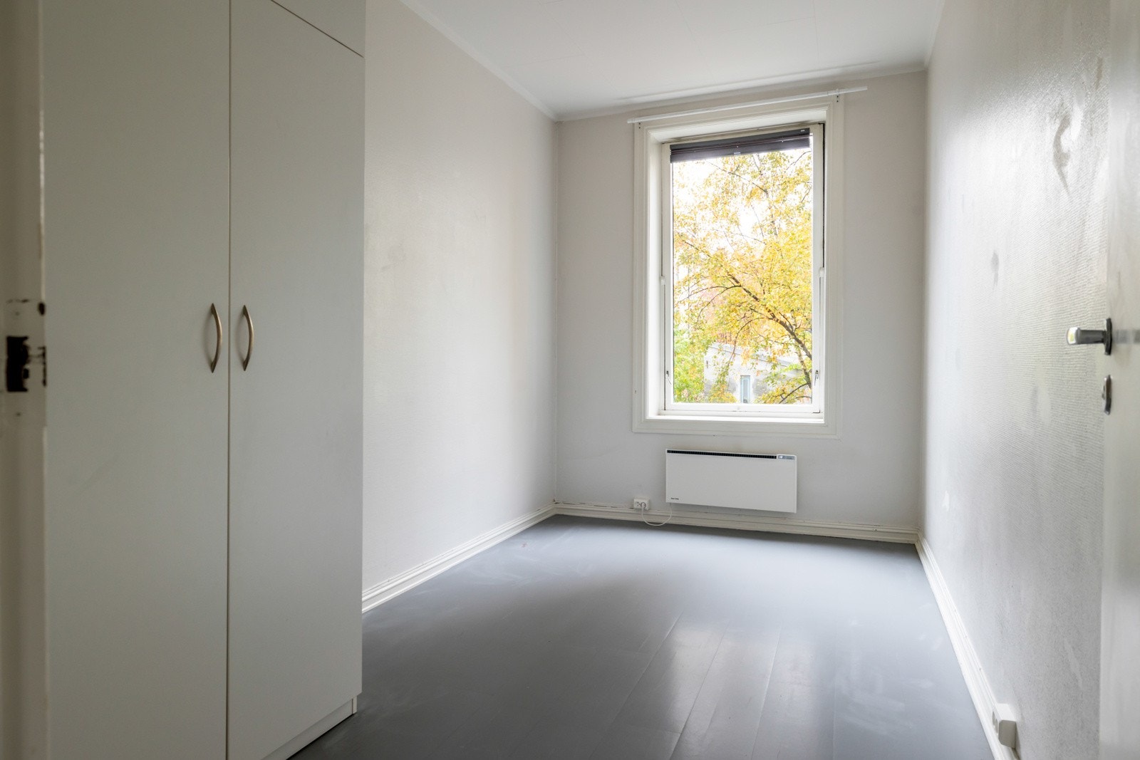 Leiligheten har et soverom som vender mot bakgård. Her er det plass til dobbeltseng og klær kan ryddes pent vek i en garderobe Galleribilde