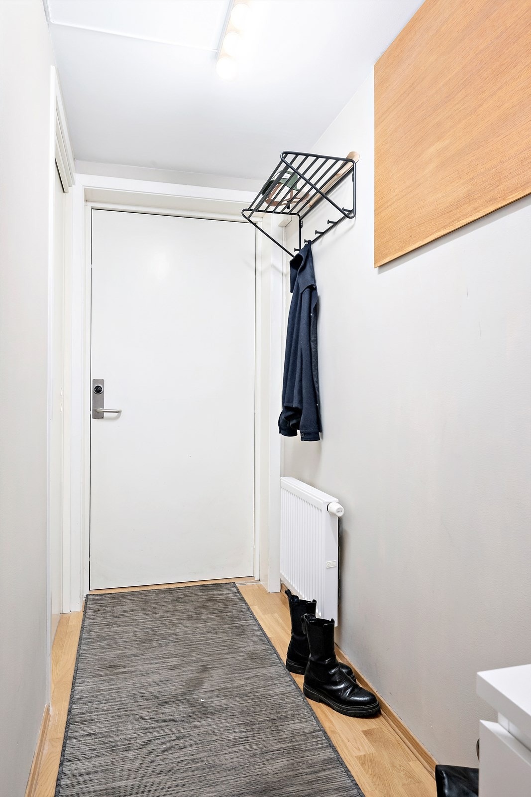 Entre med plass til å henge fra seg yttertøy og diverse. Galleribilde