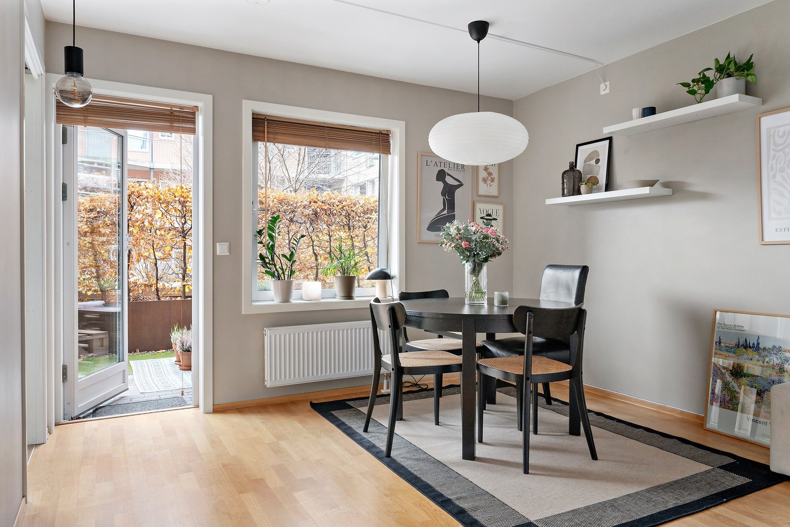 Store vindusflater som slipper inn rikelig med dagslys. Galleribilde