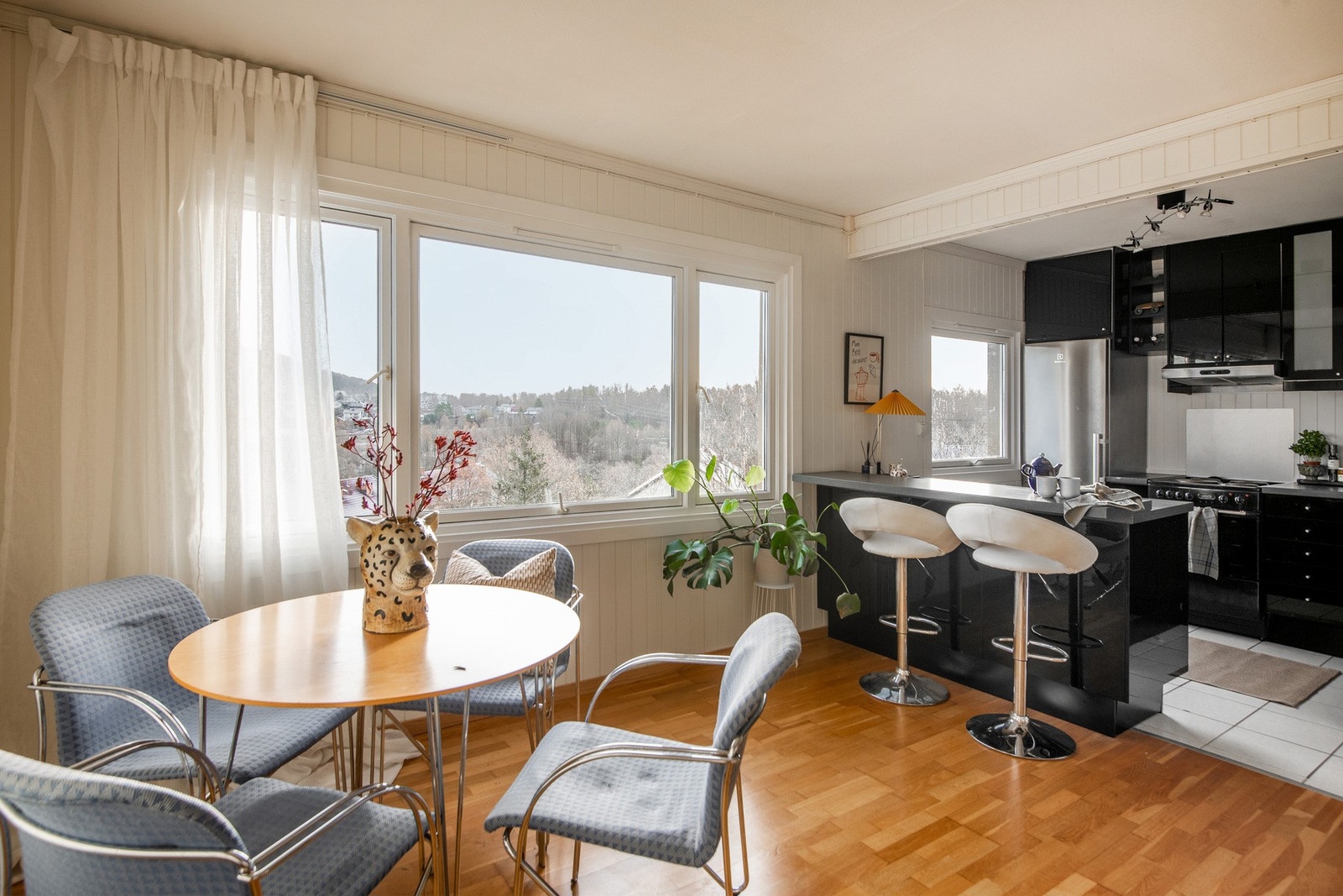 Dette er en lys og romslig leilighet med fantastisk utsikt. Galleribilde