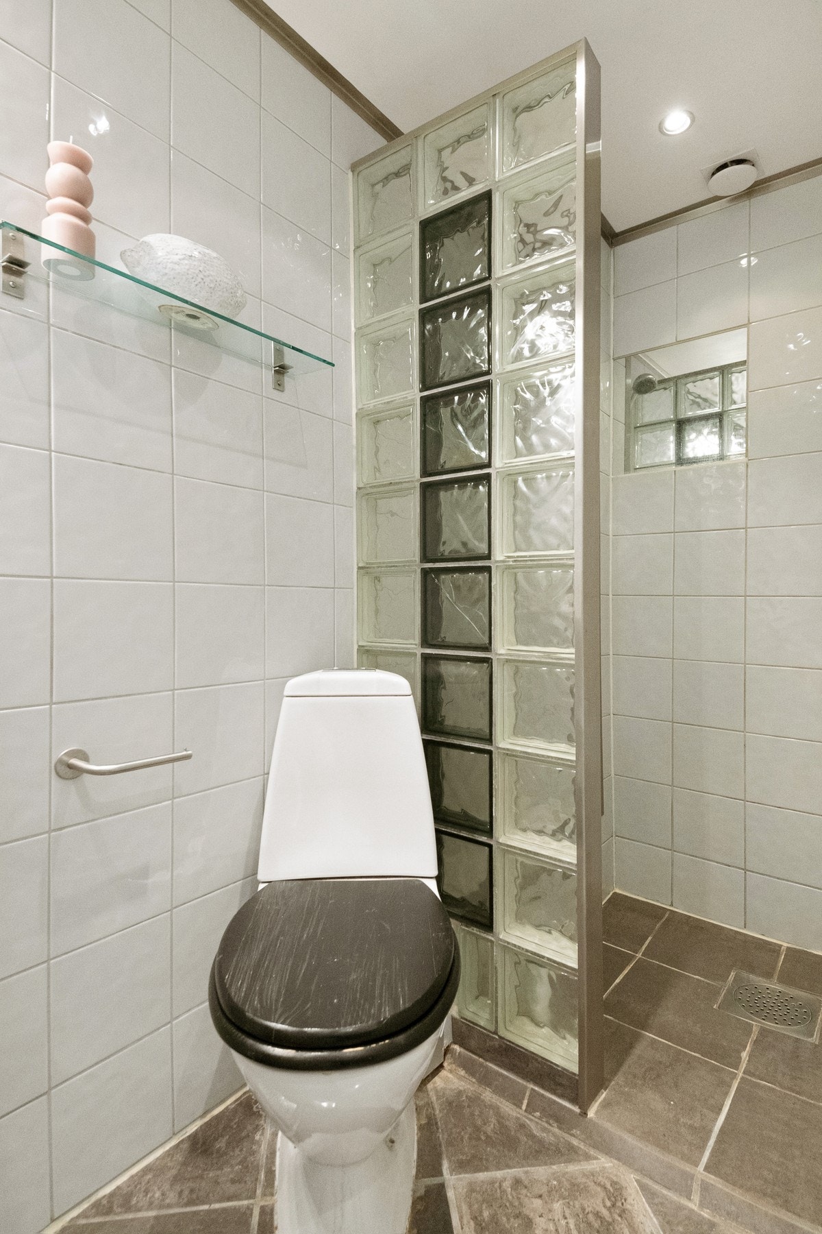 Gulvvarme sikrer en behagelig temperatur, med termostat som nylig er byttet (07.11.2024). Galleribilde