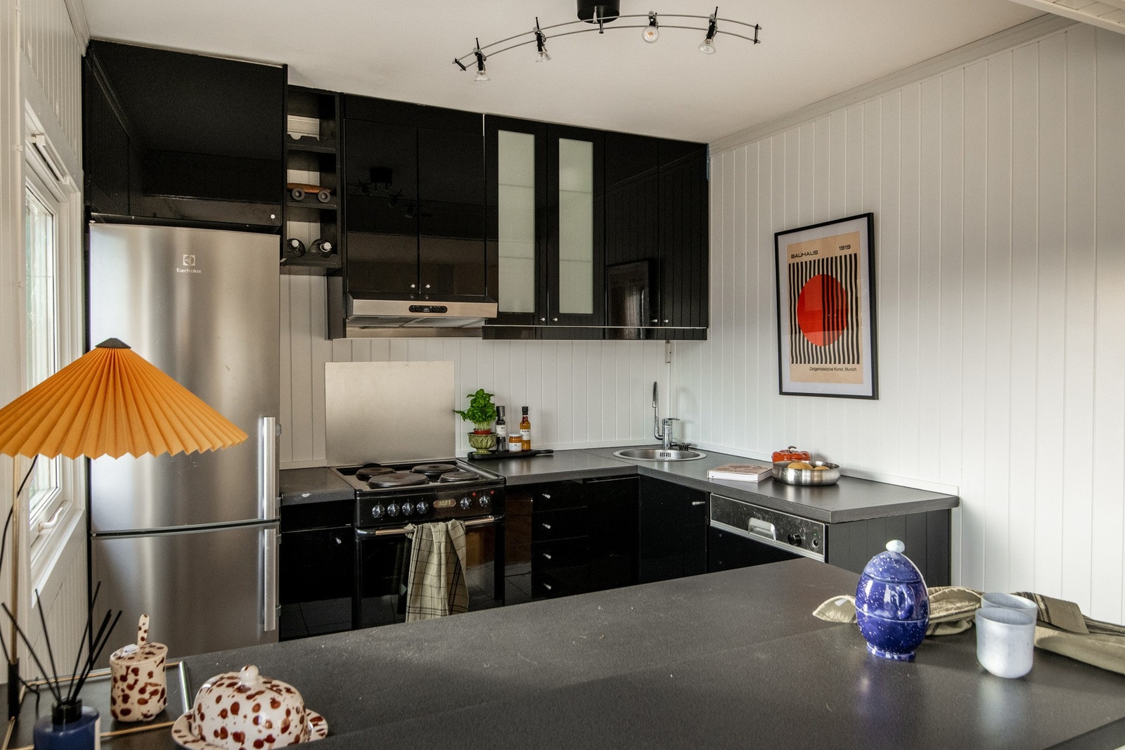 Kjøkkenet har en barløsning med plass til to stoler, som skaper en naturlig overgang mellom rommene. Galleribilde