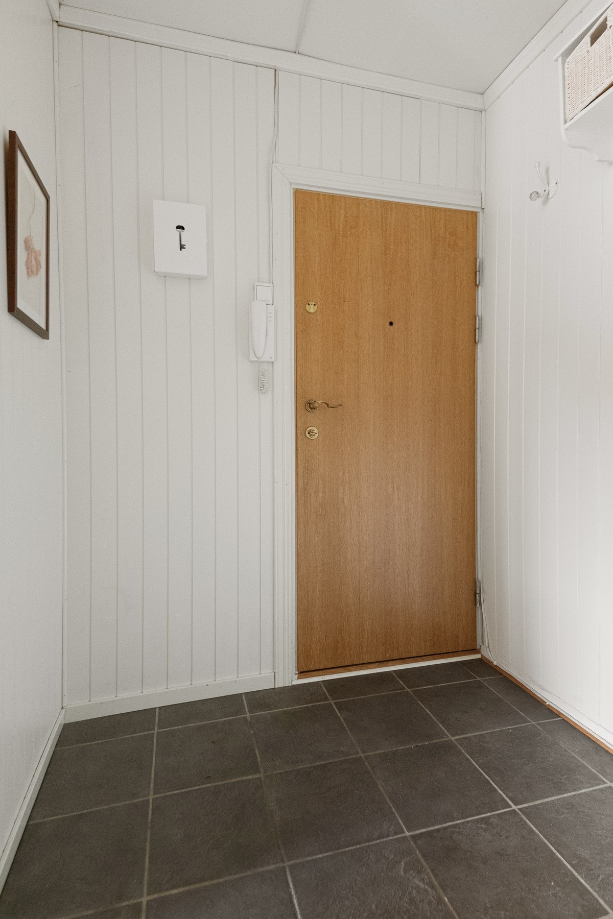 Dette inngangspartiet kombinerer funksjonalitet med en innbydende atmosfære, og gir et positivt førsteinntrykk av boligen. Galleribilde