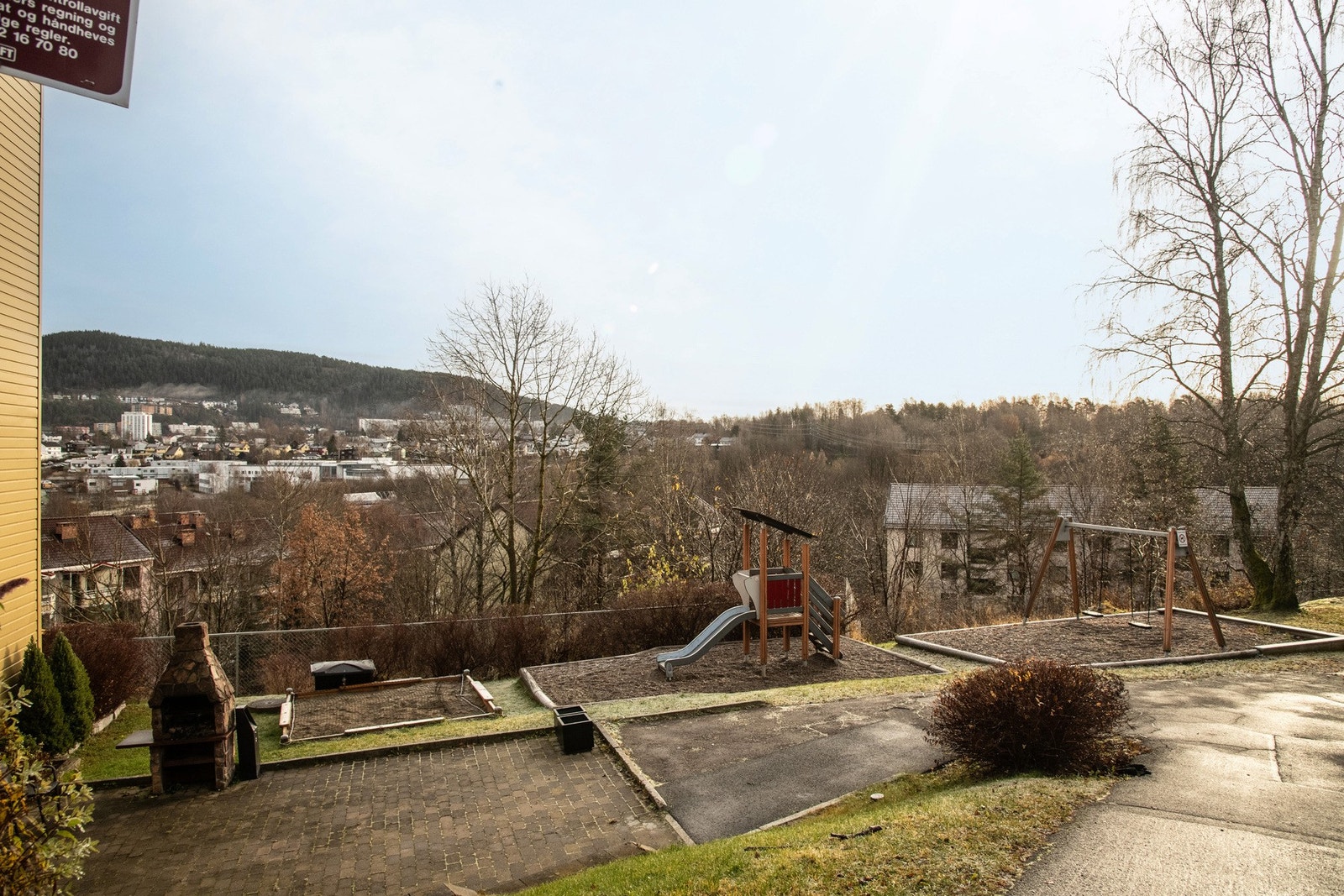 Boligen ligger i et veletablert og trivelig område som kombinerer det beste av to verdener: nærhet til byen og naturskjønne turområder. Galleribilde