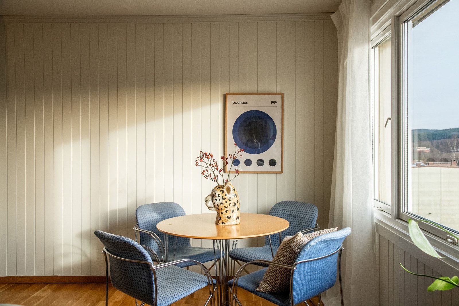 Rommet har en gjennomtenkt planløsning som gir god plass til både en komfortabel sofakrok og et spisebord. Galleribilde