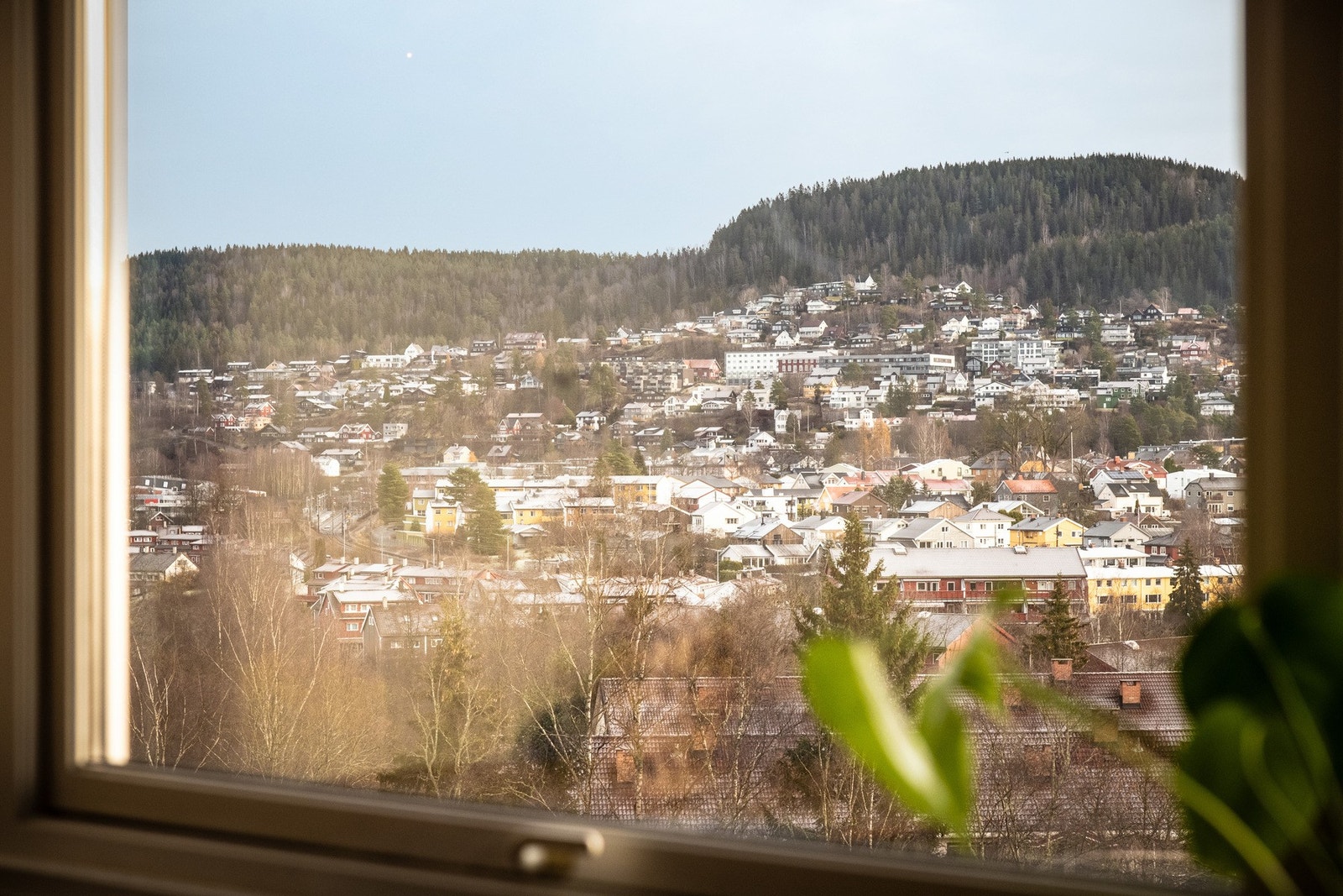 Et stort vindu slipper inn rikelig med dagslys og gir en vakker utsikt. Galleribilde