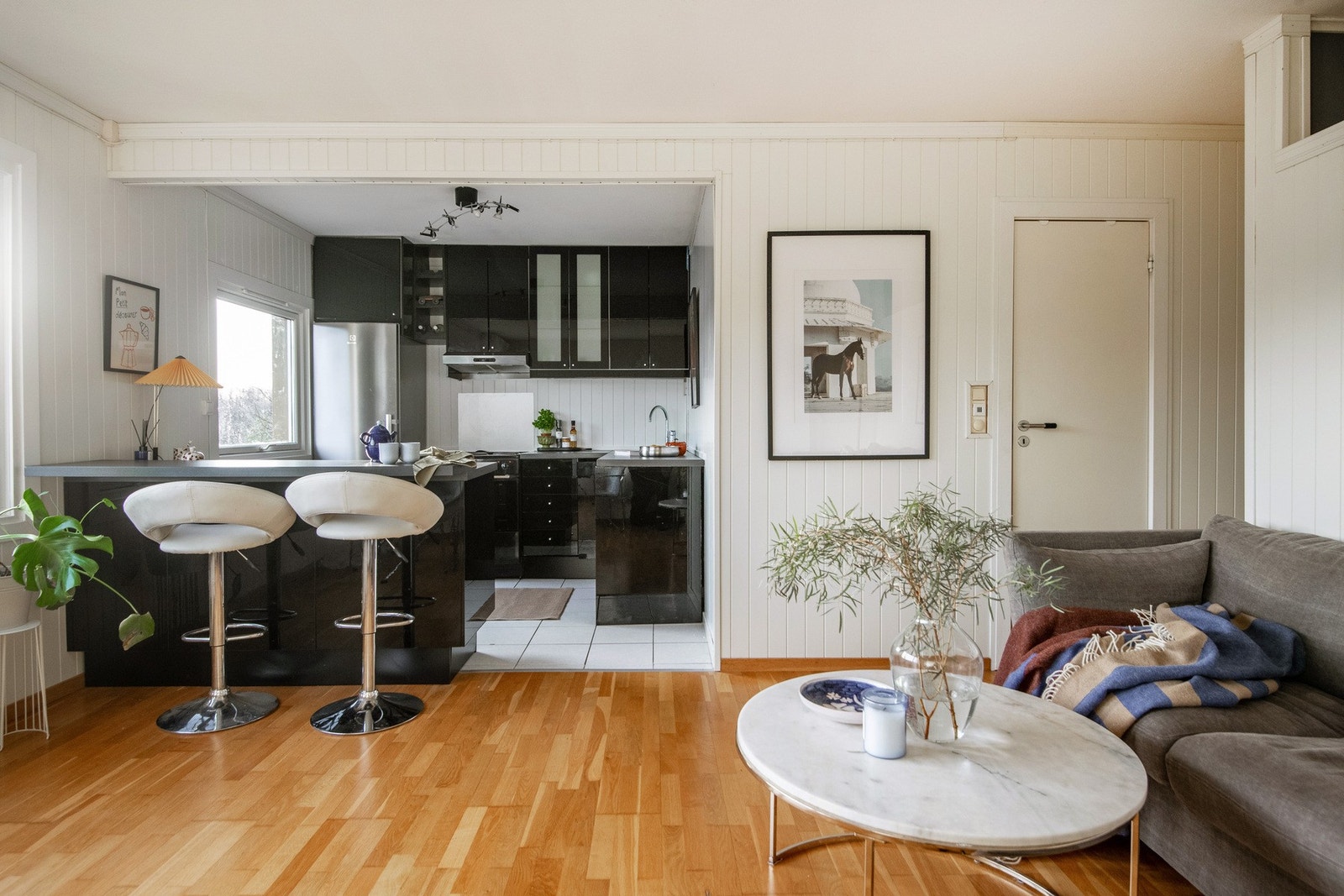 Kjøkkenet er moderne med åpen løsning mot stuen, som gir en romslig og sosial atmosfære. Galleribilde