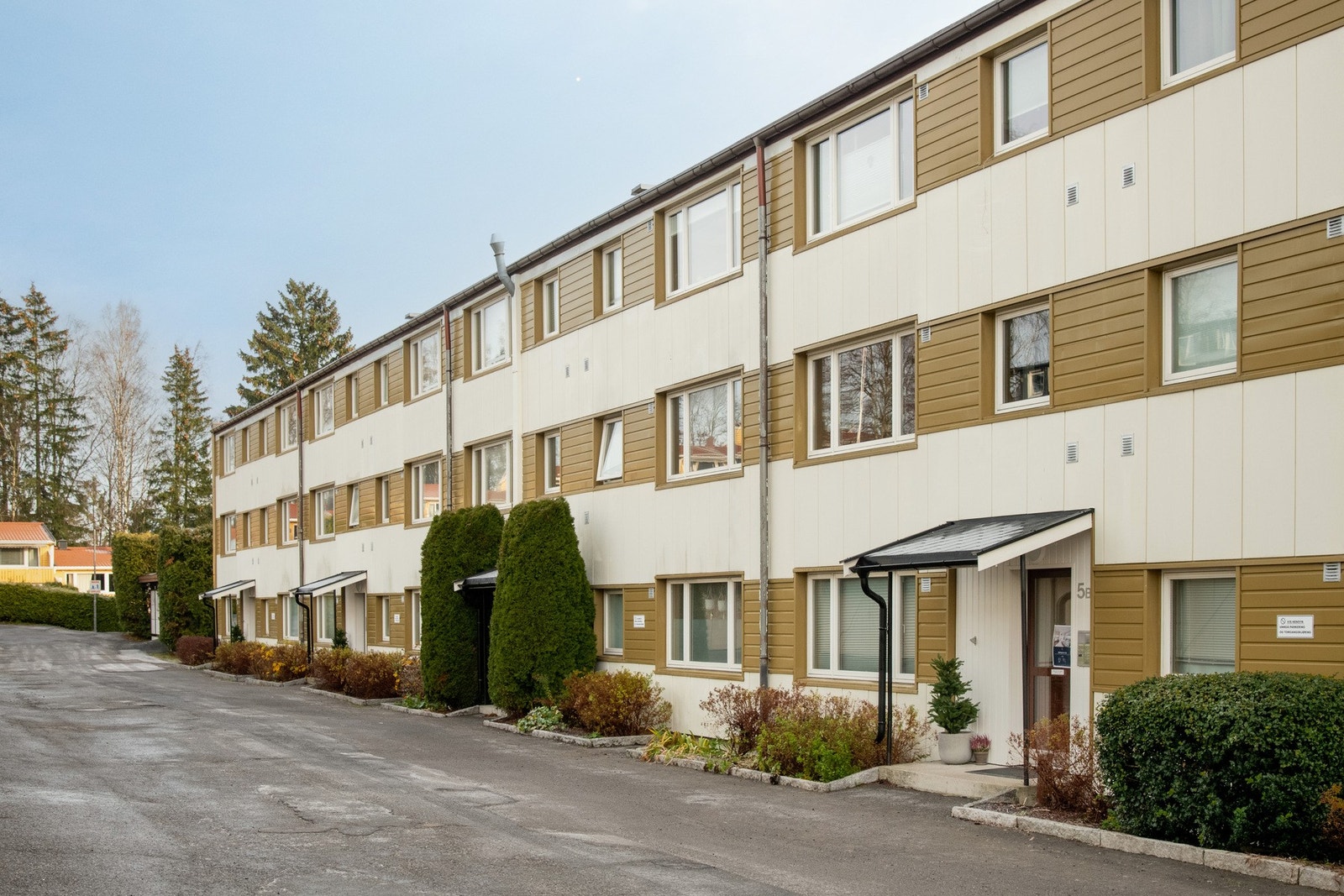 Veldrevet borettslag med muligheter for leie av garasje med ladepunkt. Galleribilde