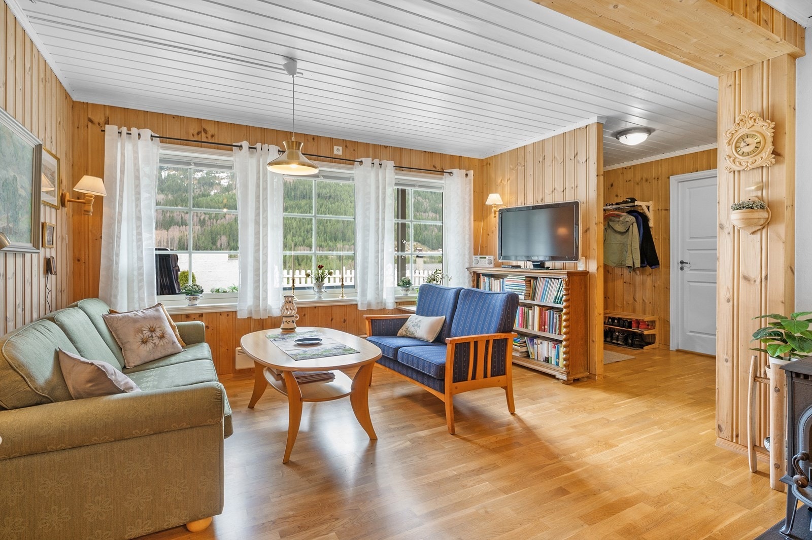 Lys og innbydende stue med store vinduer. Galleribilde