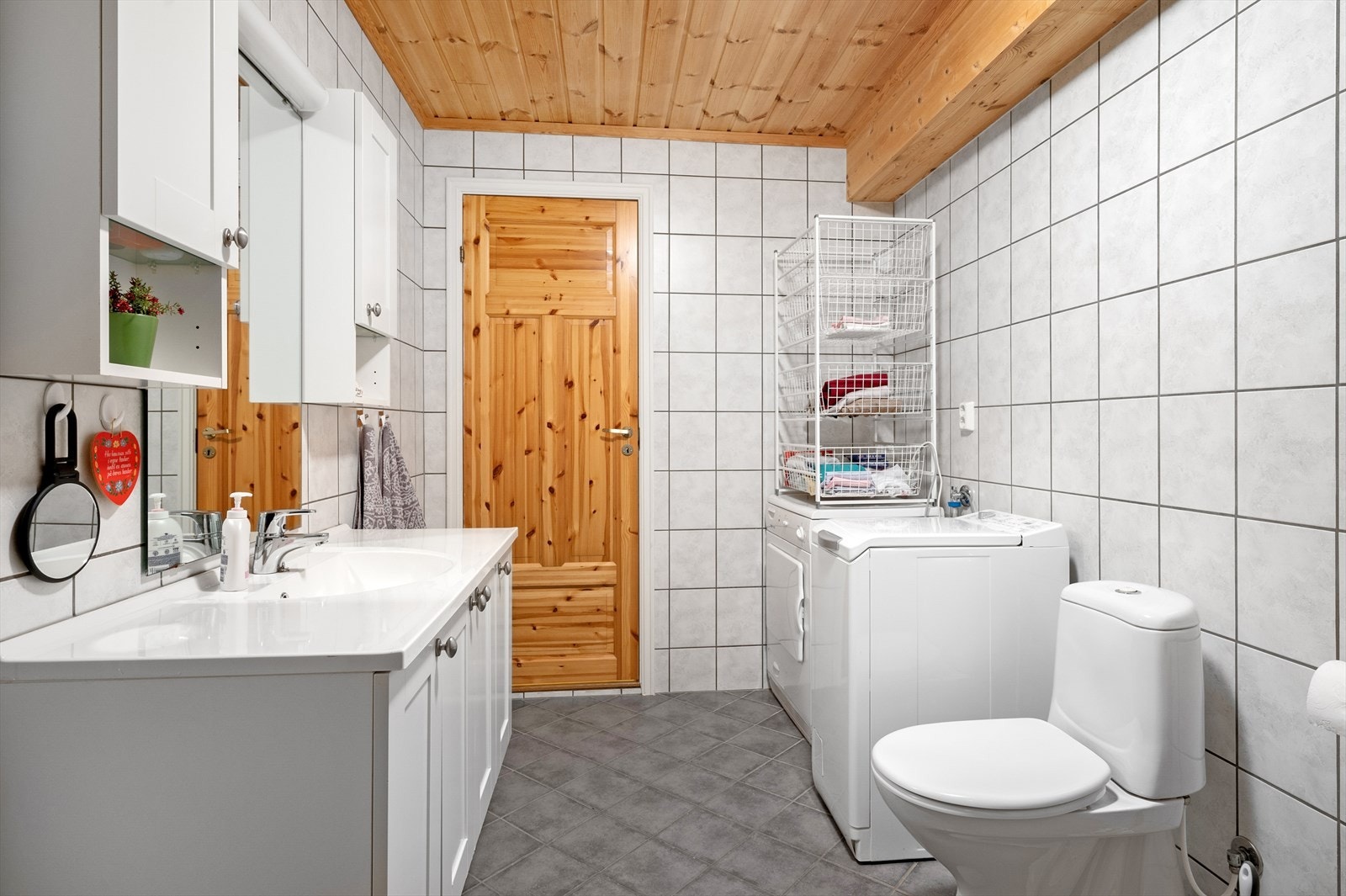 Bad med dusjhjørne innebygde skap og varmekabler i gulvet Galleribilde