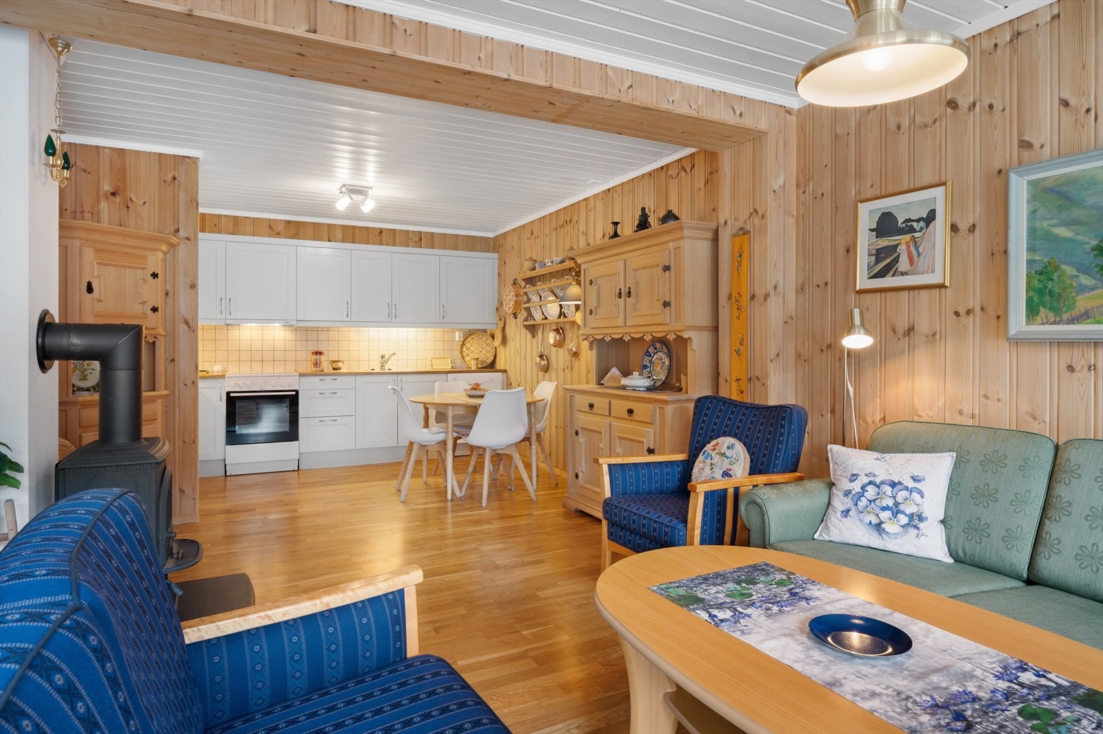 Trivelig stue i åpen løsning med kjøkkenet. Galleribilde