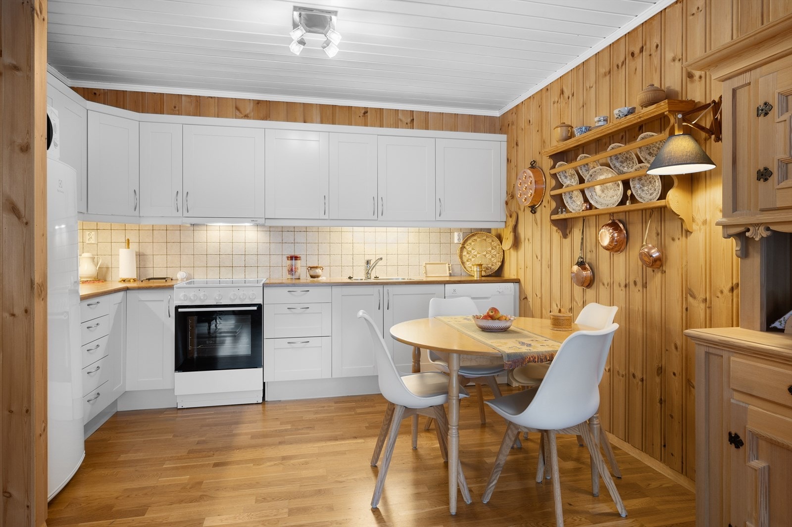 Kjøkken med hvitevarer og plassbesparende hjørneløsning Galleribilde