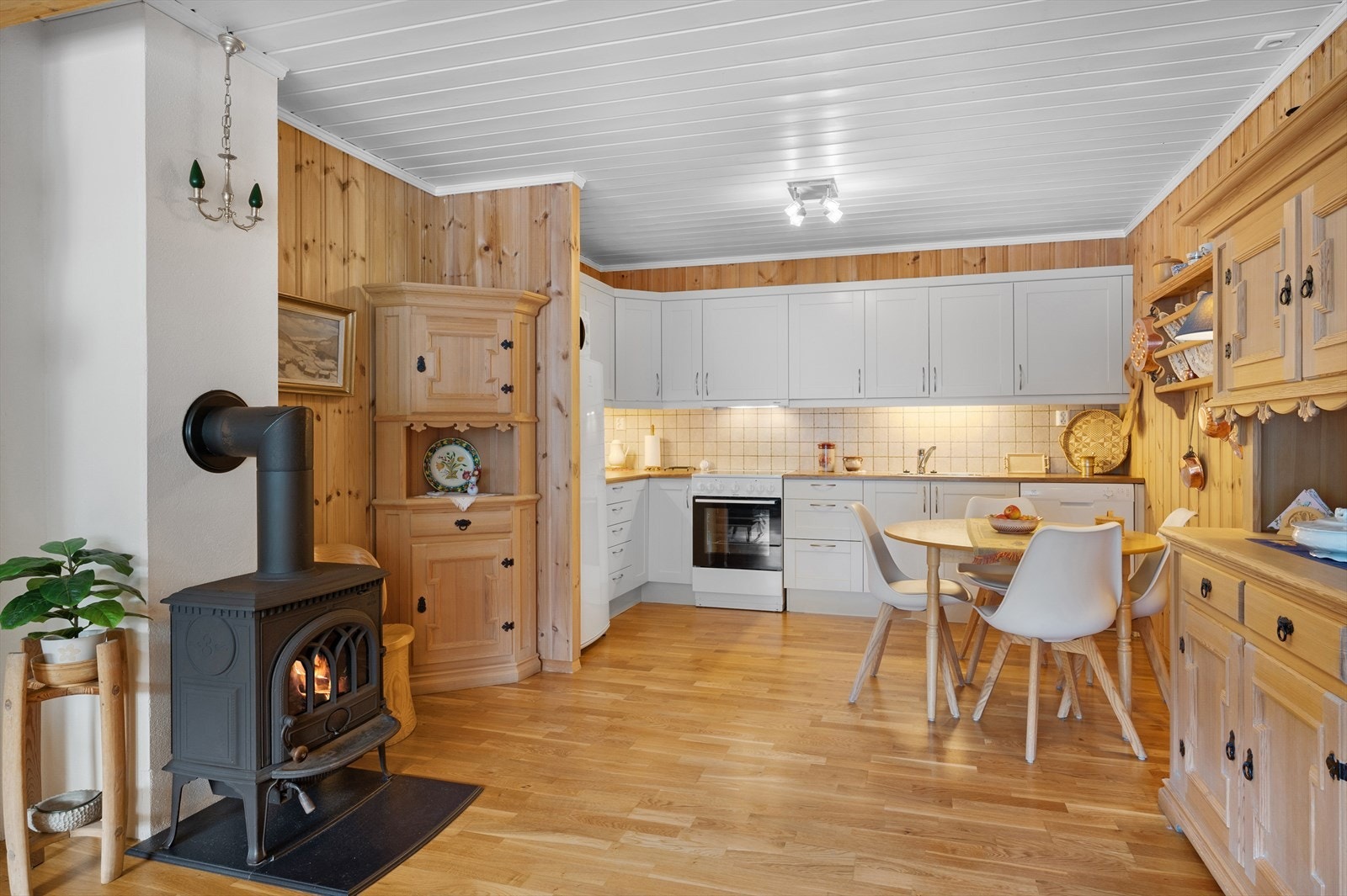 Lys og innbydende kjøkkeninnredning. Galleribilde