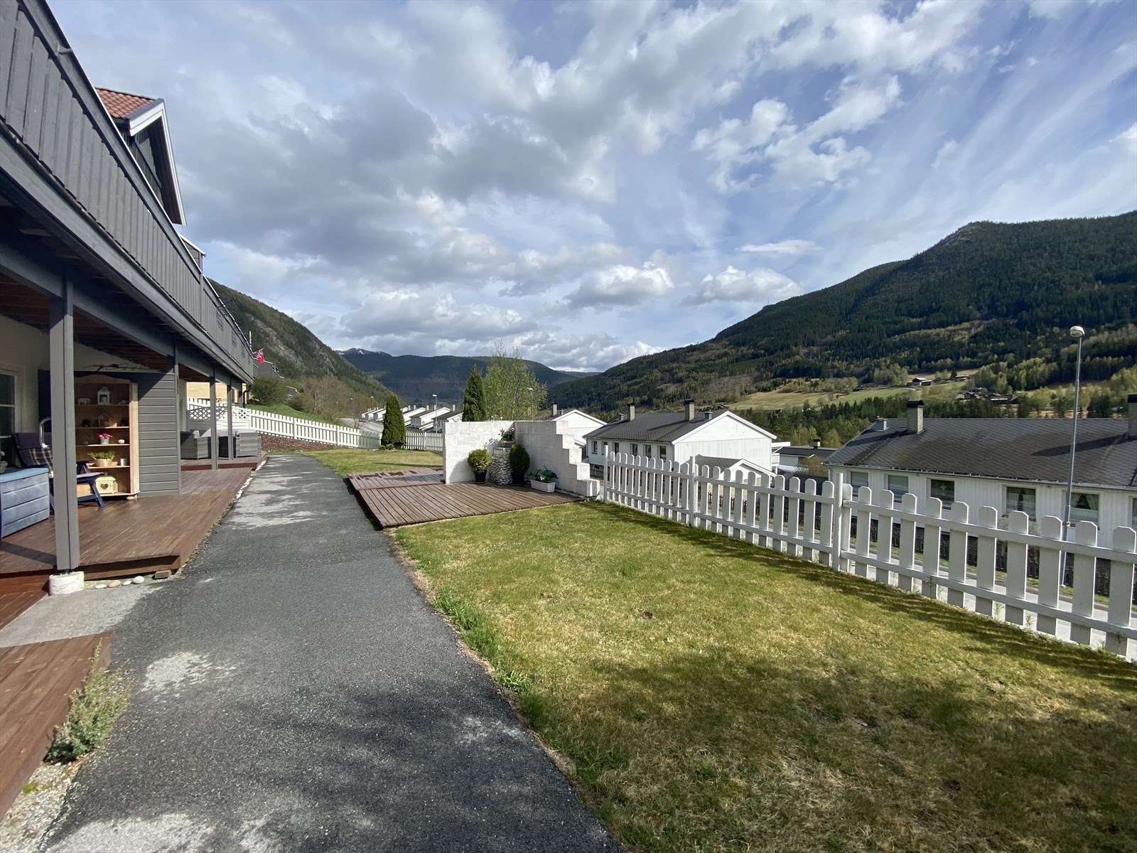 Fin uteplass på nedsiden av leiligheten. Galleribilde