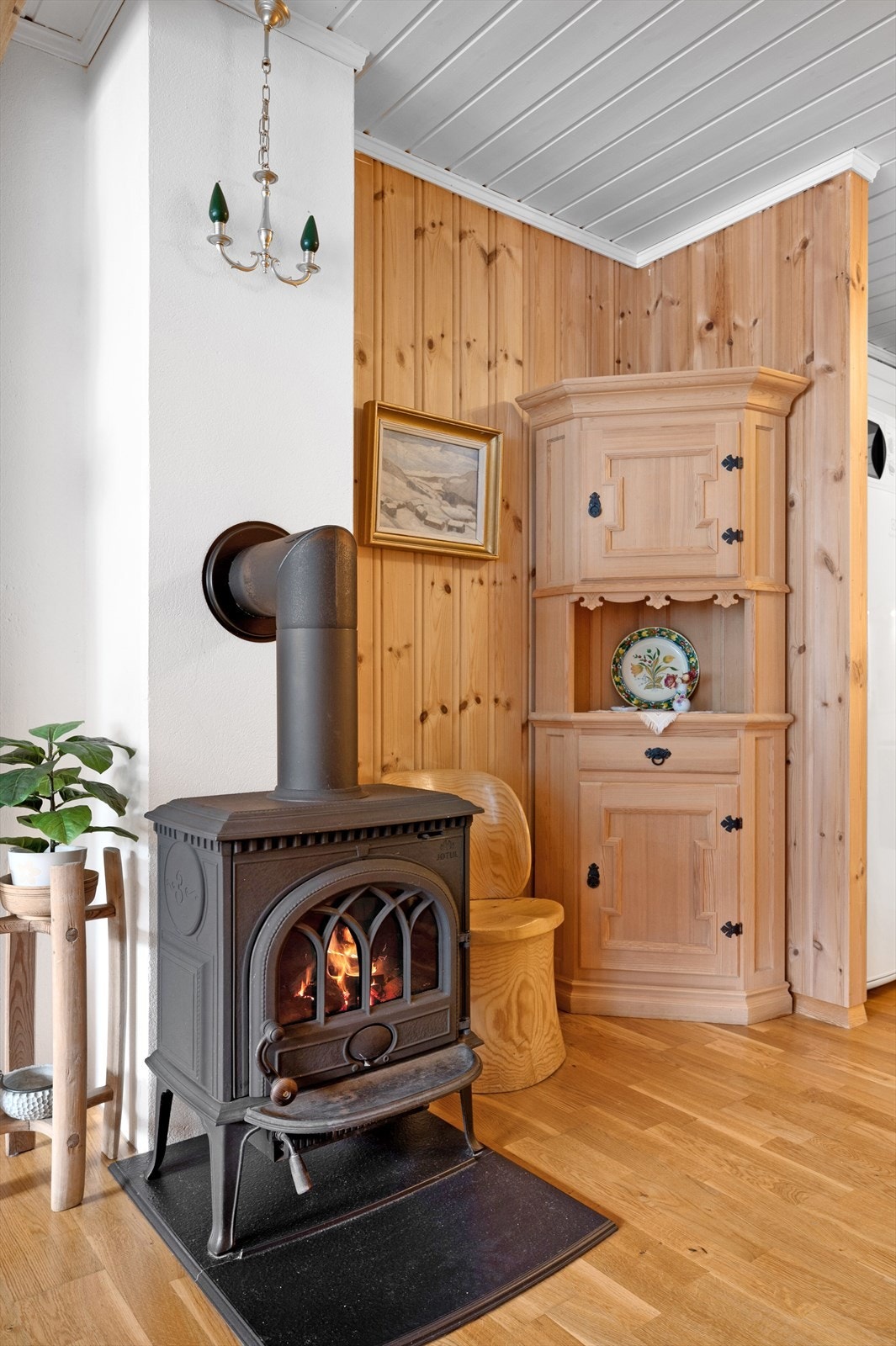 Vedovn som varmer godt på kalde vinterdager. Galleribilde