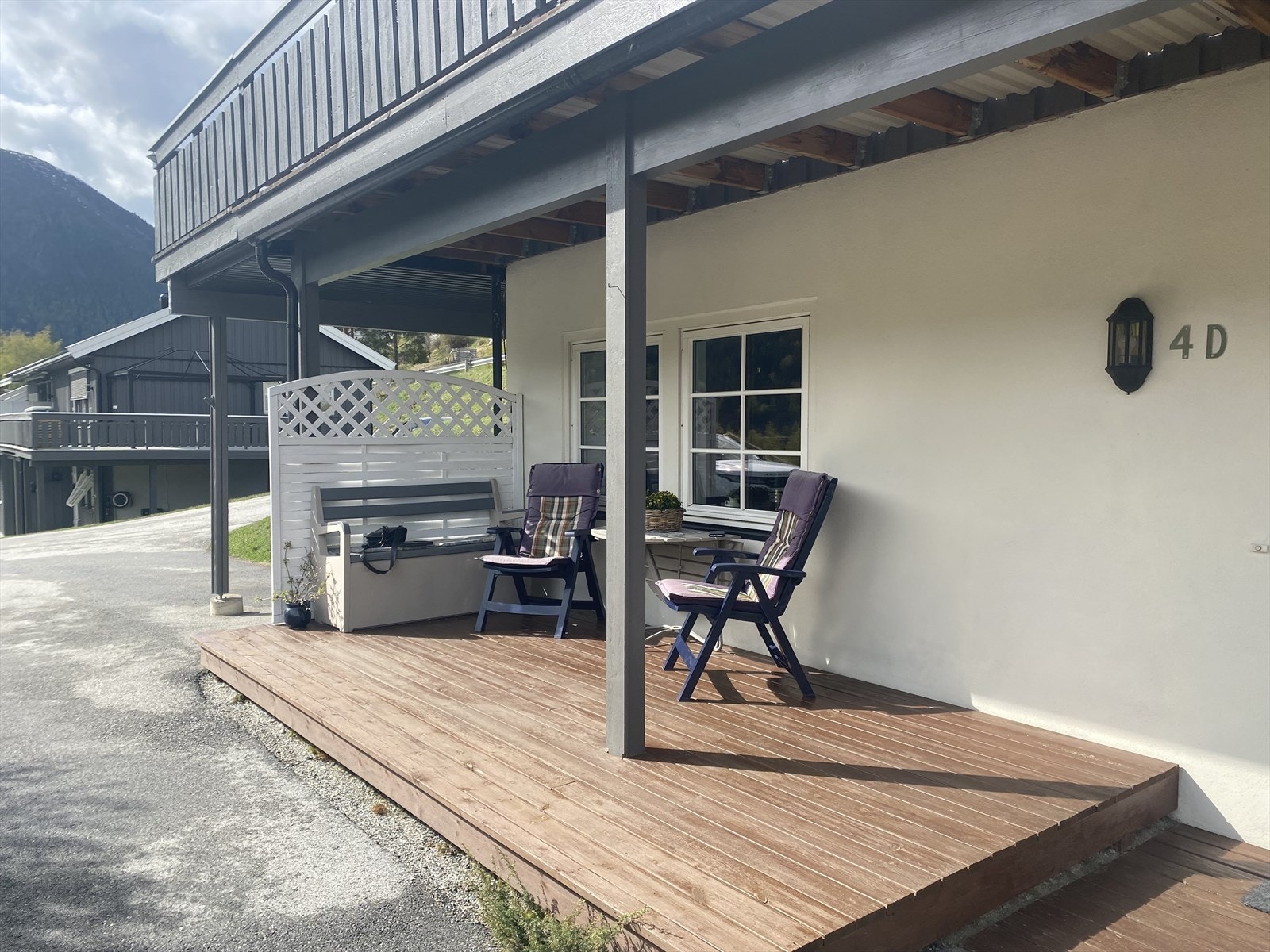 Sitteplasser både til høyre og venstre for inngangen. Galleribilde