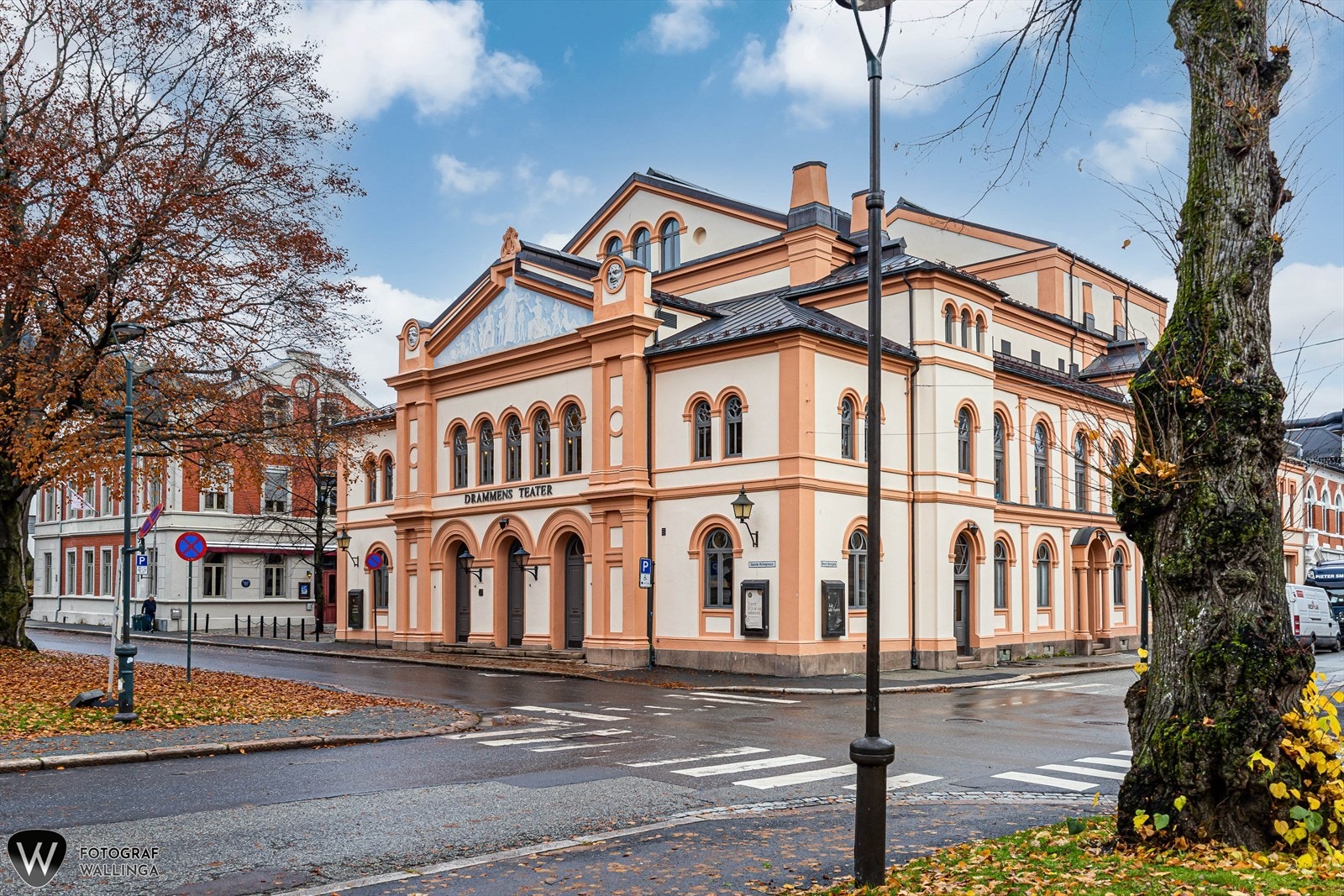 Drammens Teater ligger i gangavstand for den som er interessert i kulturlivet Galleribilde