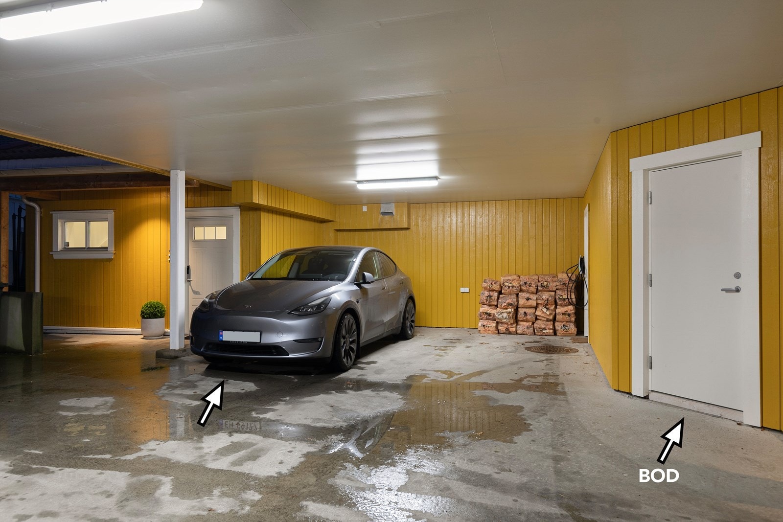 Parkering i carportanlegg med elbil-lader Galleribilde