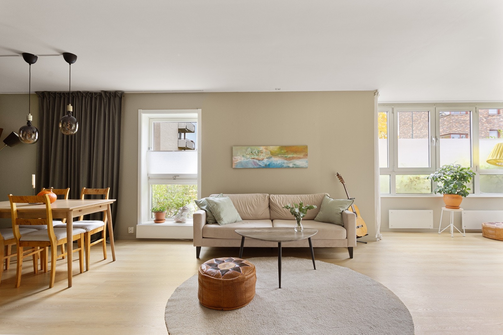 Stuen er det naturlige oppholdsrommet i leiligheten, og er et stort, lyst og fint rom. Galleribilde